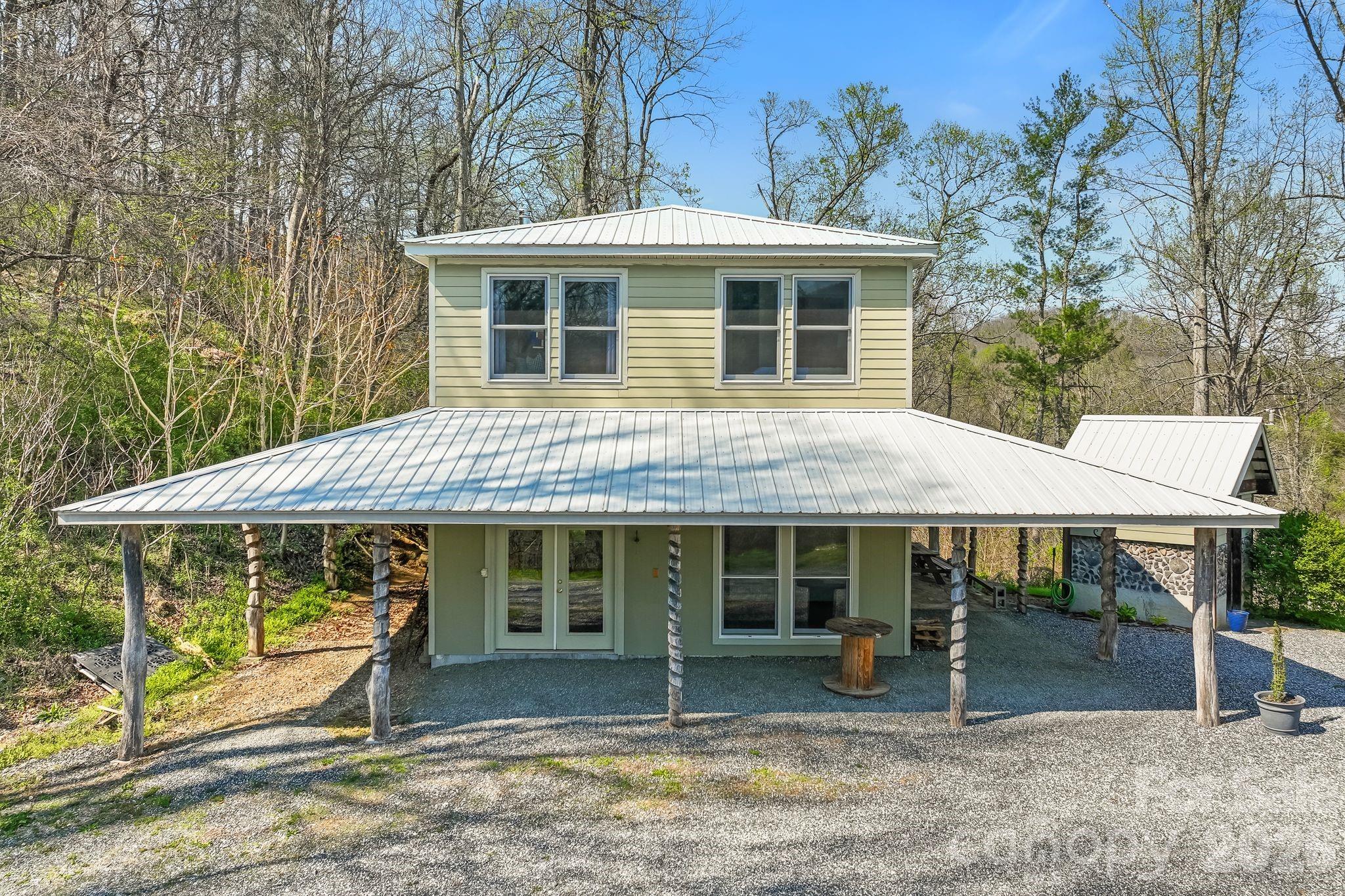 Carriage house - 310 Burr Ridge, Marshall