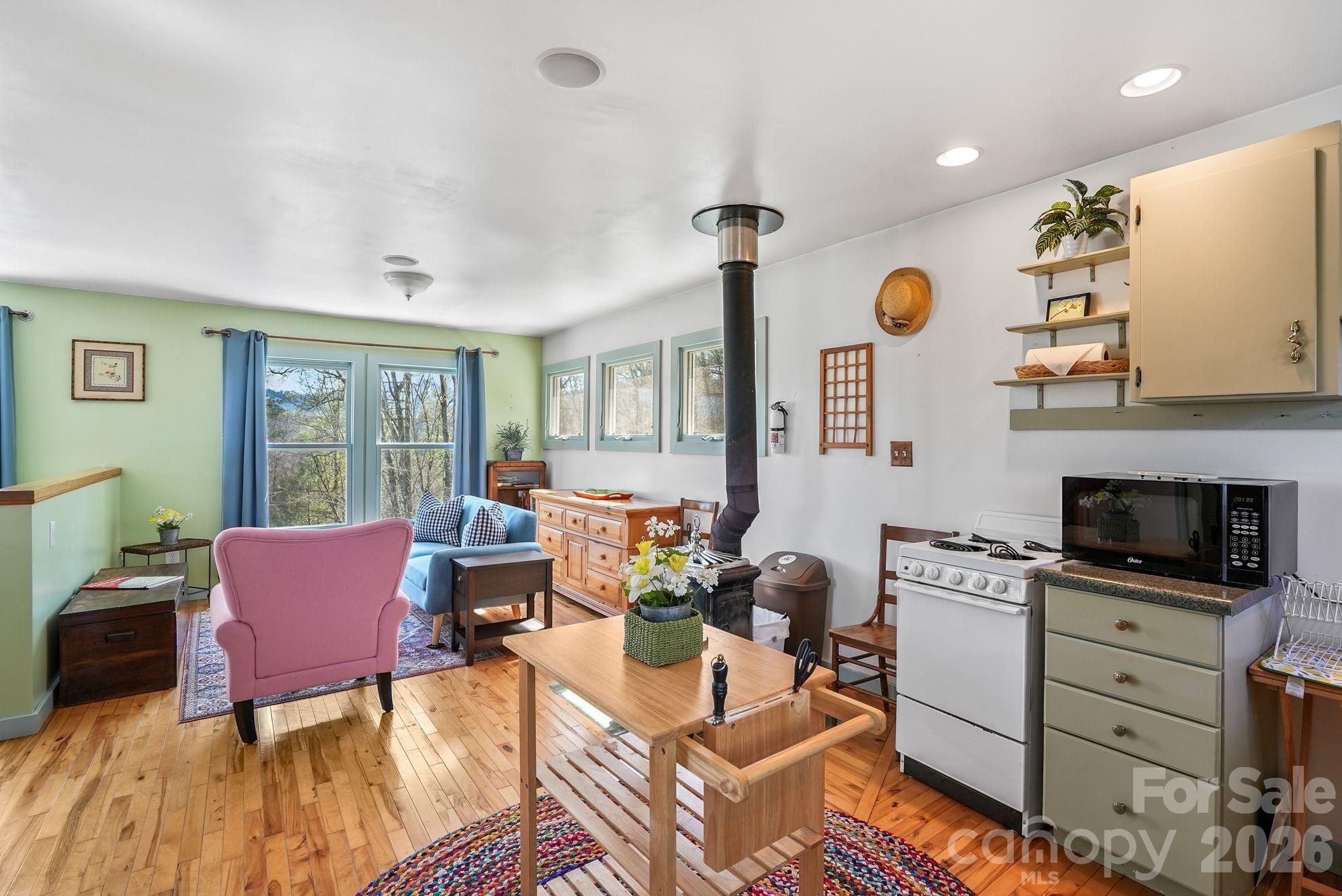 Carriage housew/upper studio being sold furnished - 310 Burr Ridge, Marshall