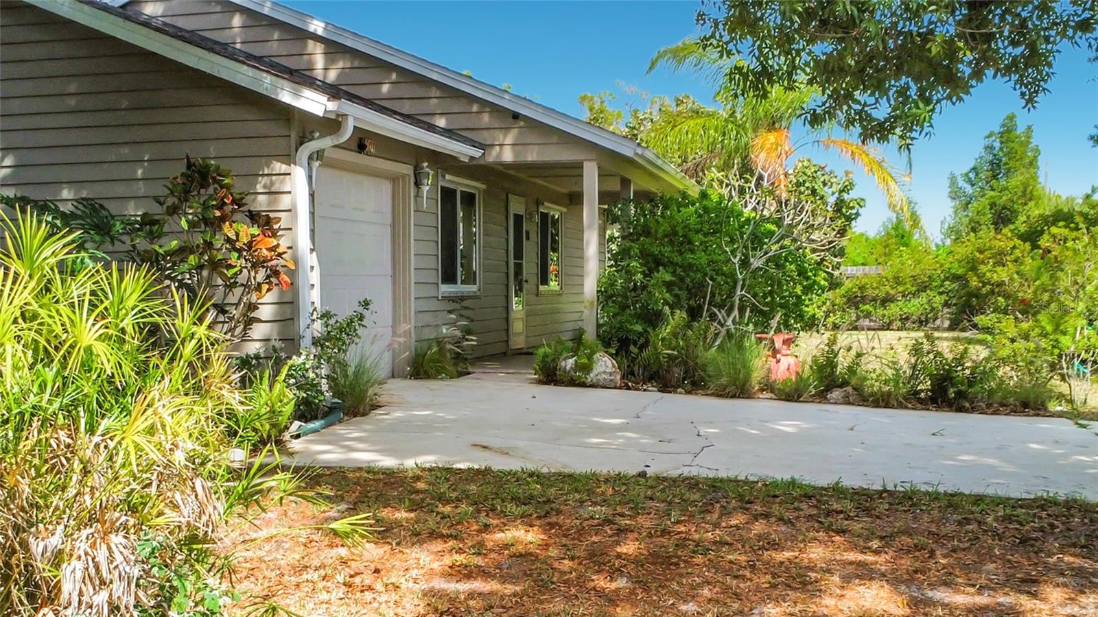 Single Family Residence at 601 E SEMINOLE DR, VENICE, photo 3 of 52