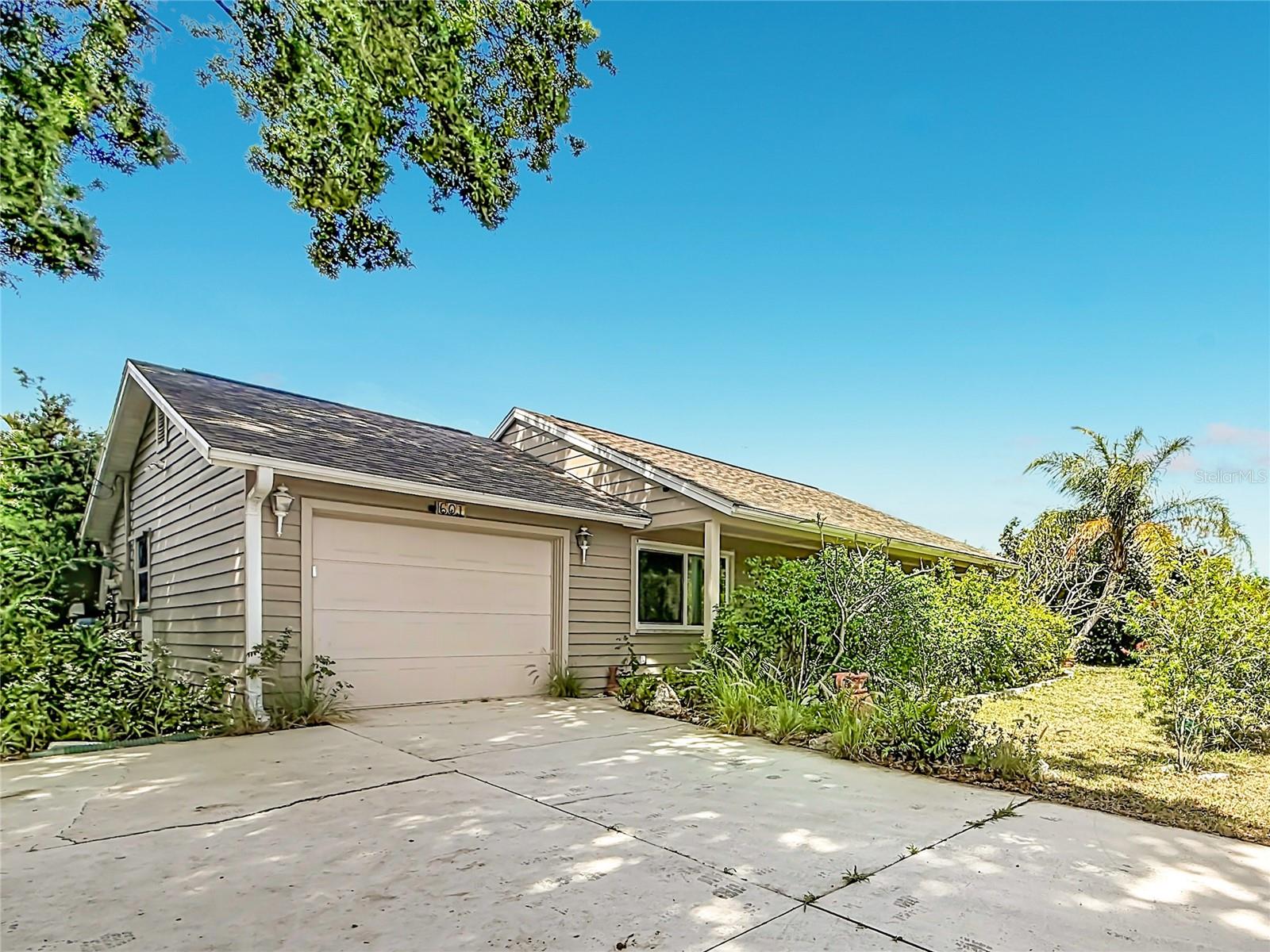 Single Family Residence at 601 E SEMINOLE DR, VENICE, photo 4 of 52