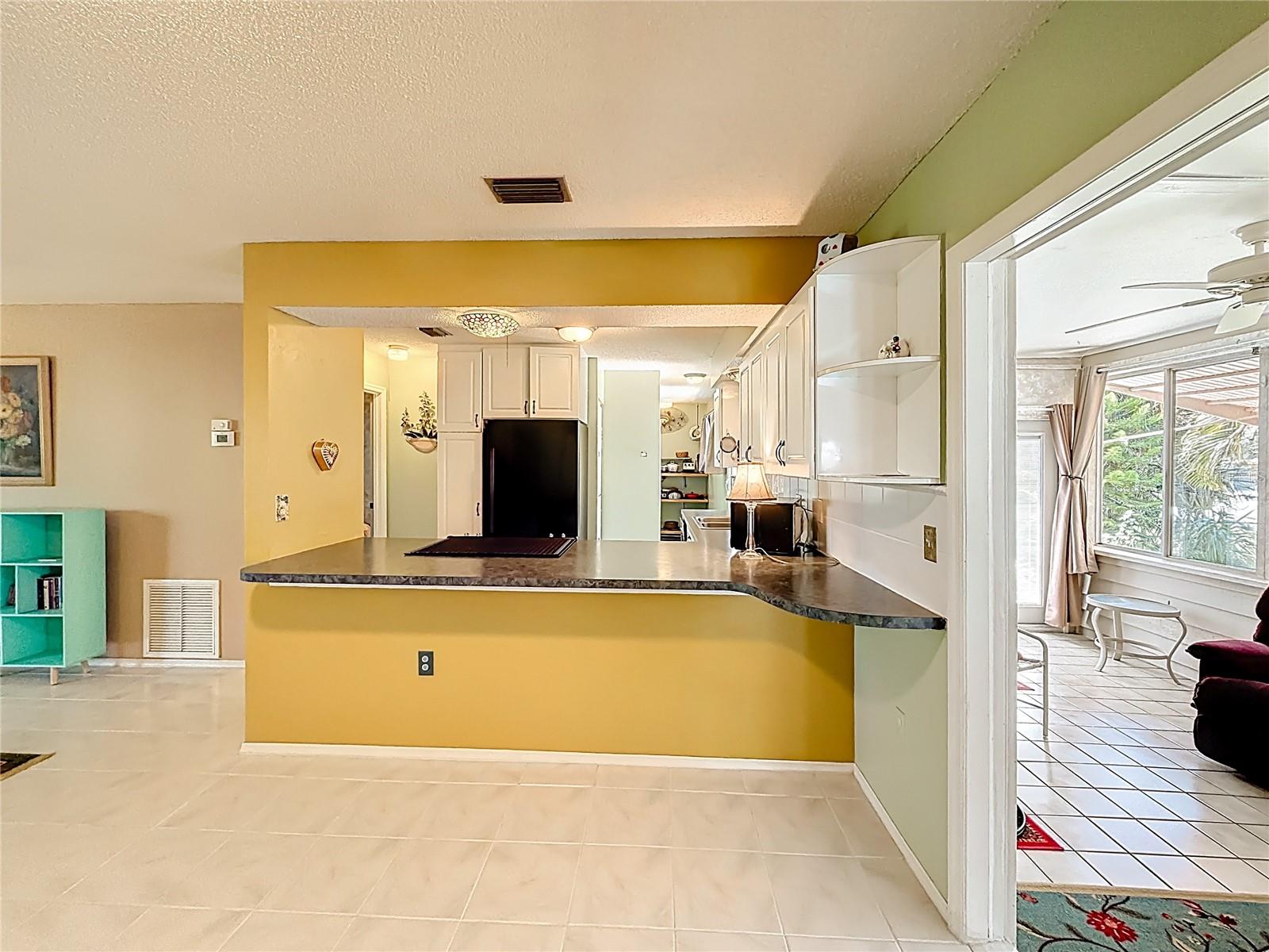 Single Family Residence at 601 E SEMINOLE DR, VENICE, photo 10 of 52