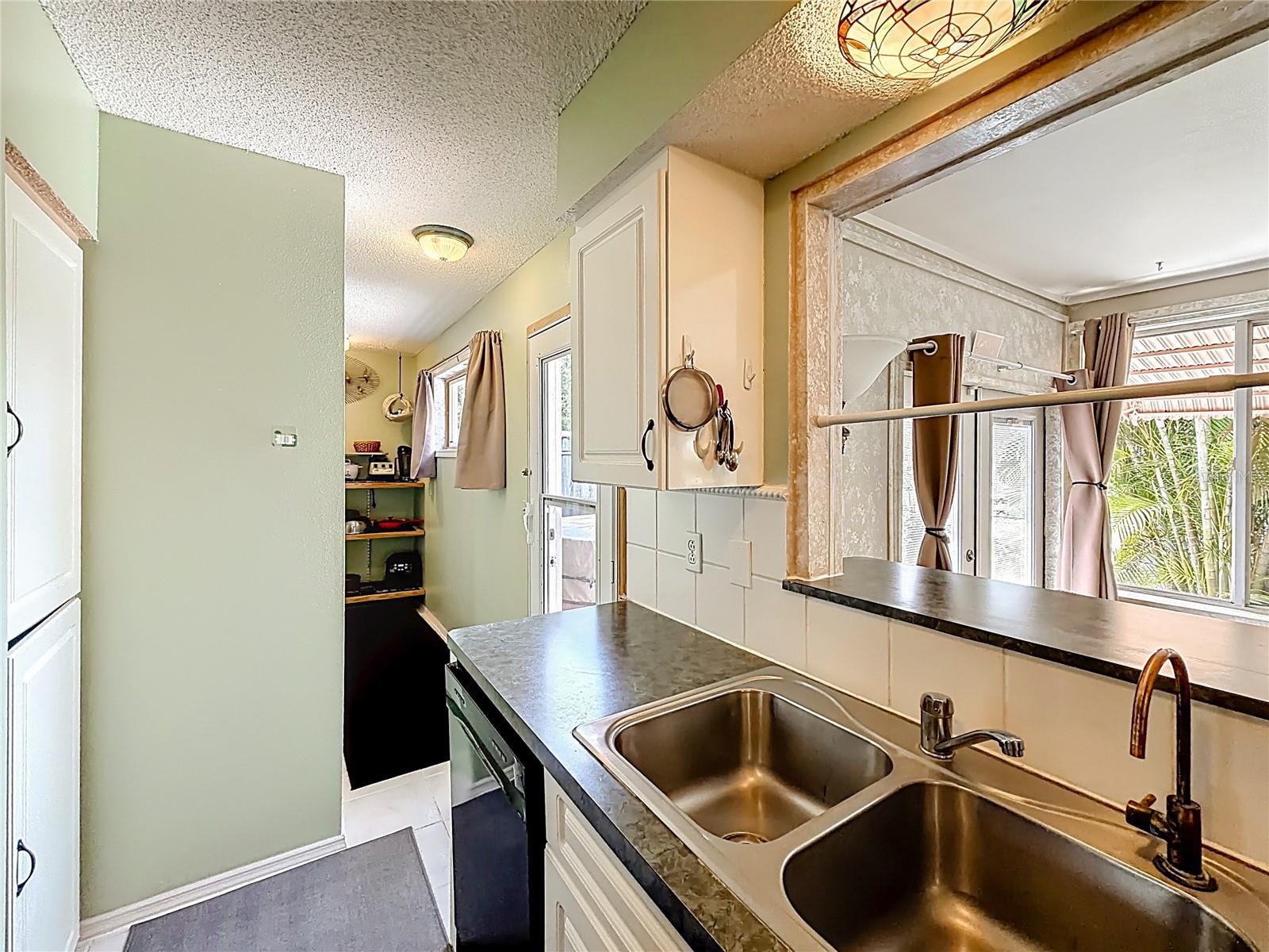 Single Family Residence at 601 E SEMINOLE DR, VENICE, photo 15 of 52