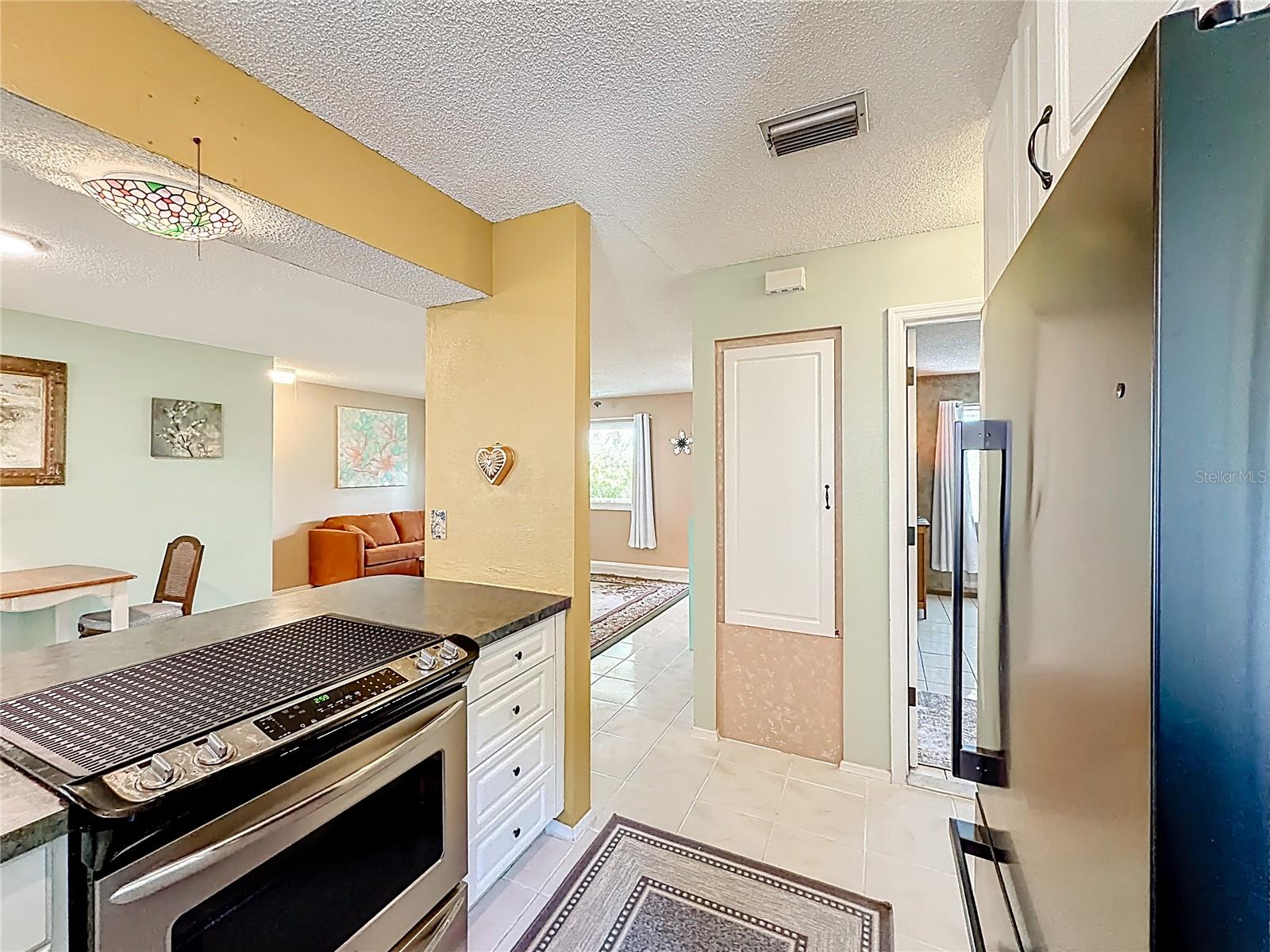 Single Family Residence at 601 E SEMINOLE DR, VENICE, photo 16 of 52