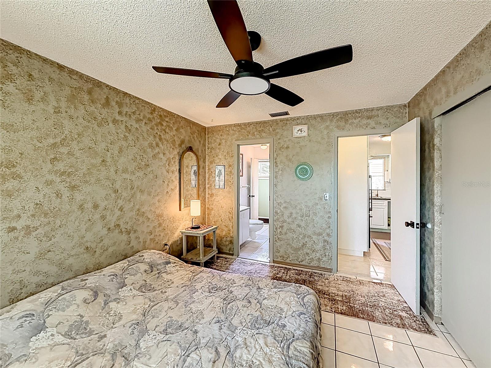 Single Family Residence at 601 E SEMINOLE DR, VENICE, photo 18 of 52