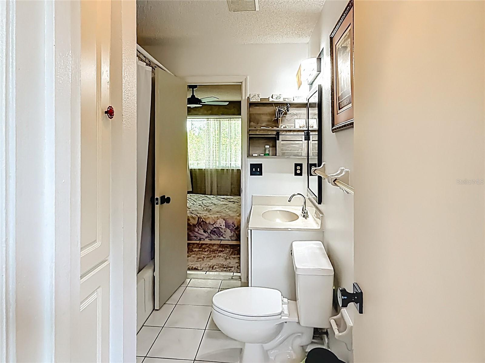 Single Family Residence at 601 E SEMINOLE DR, VENICE, photo 20 of 52