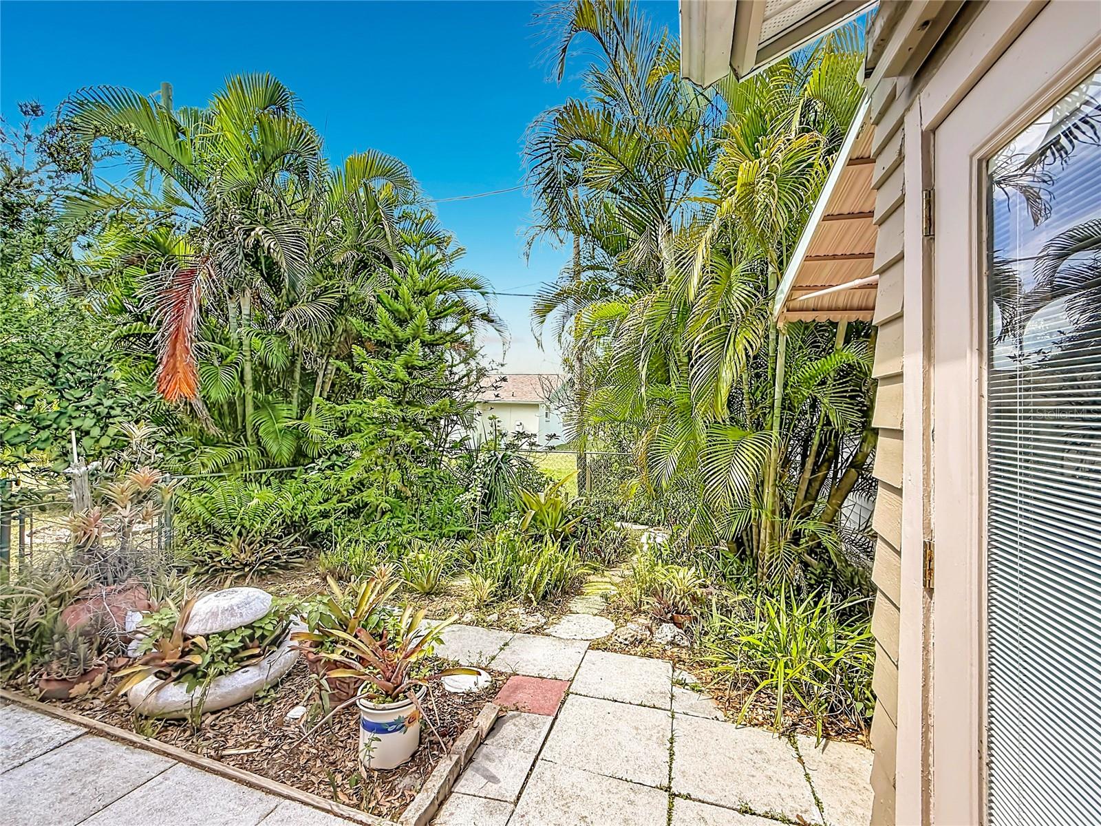 Single Family Residence at 601 E SEMINOLE DR, VENICE, photo 43 of 52