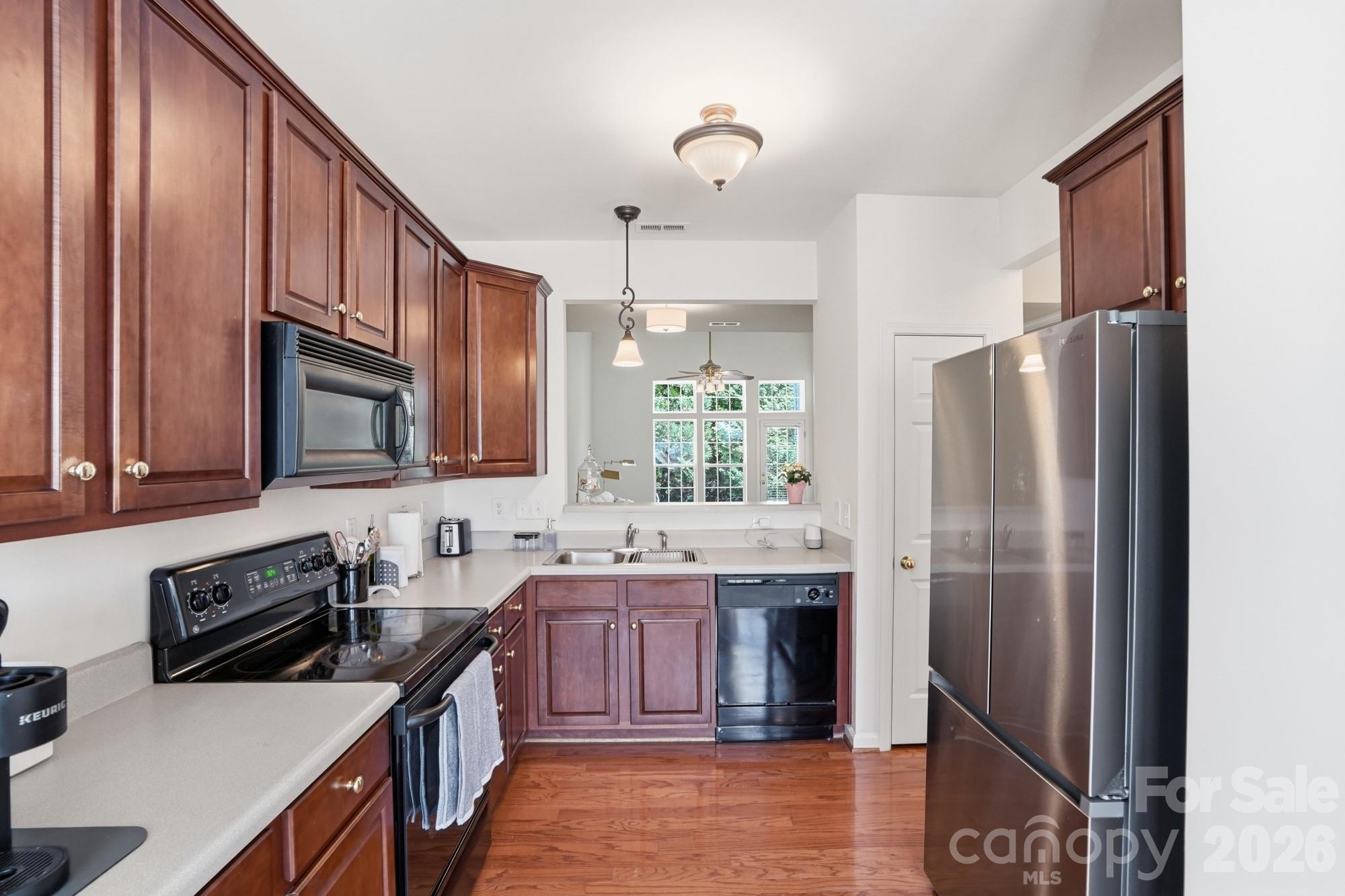 Kitchen w/beautiful solid wood cabinets, stainless appliances, & Hardwood floors - 225 Horizon Circle, Rock Hill
