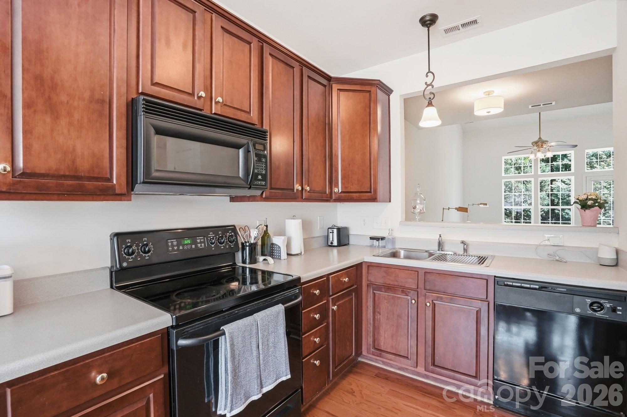 Kitchen w/beautiful solid wood cabinets, stainless appliances, & Hardwood floors - 225 Horizon Circle, Rock Hill