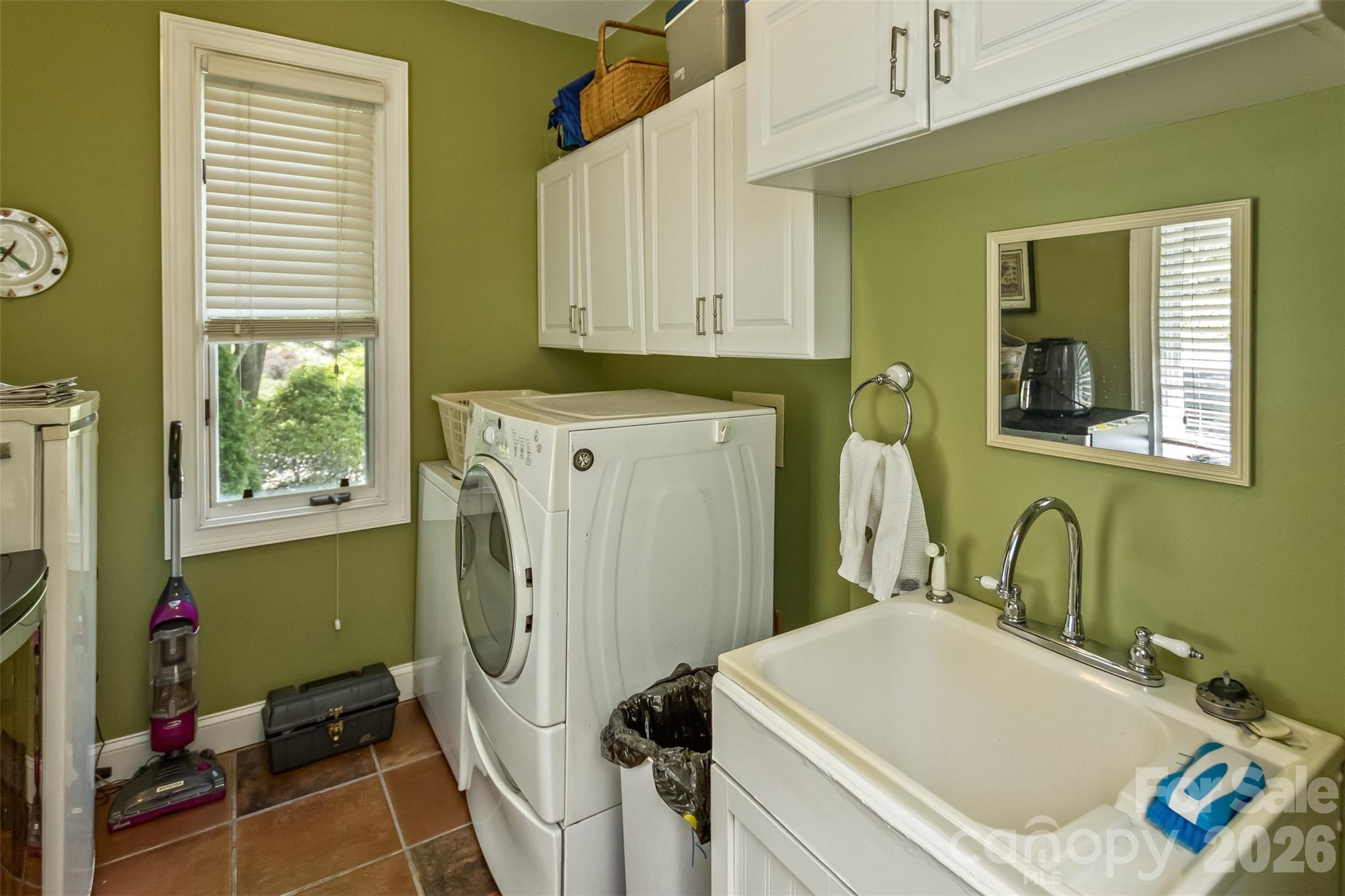 Laundry room at secondary main entrance - 25 Windsong Drive, Fairview
