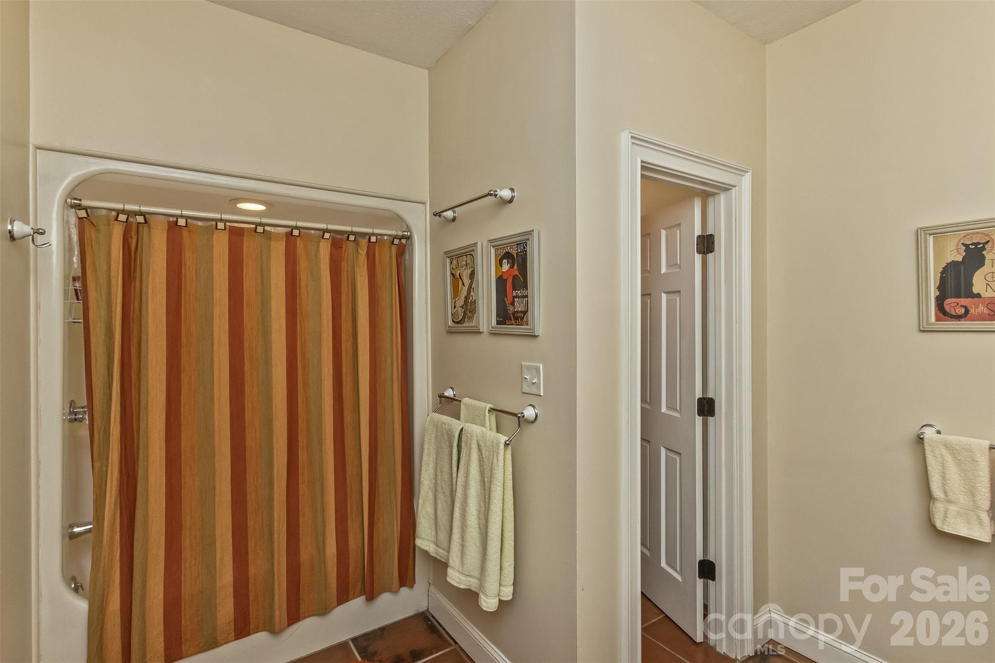 Lower level bathroom - 25 Windsong Drive, Fairview