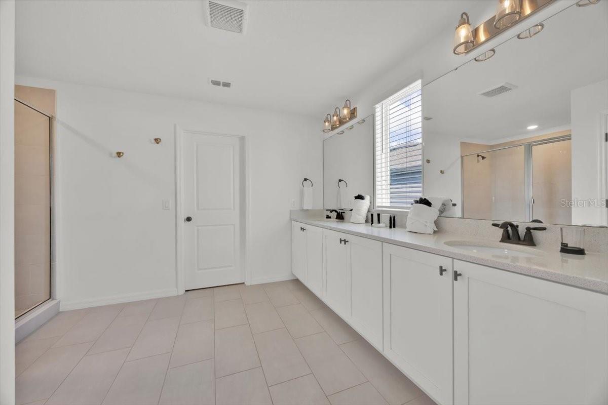 Master Bathroom - 2342 LANCASHIRE ST, DAVENPORT