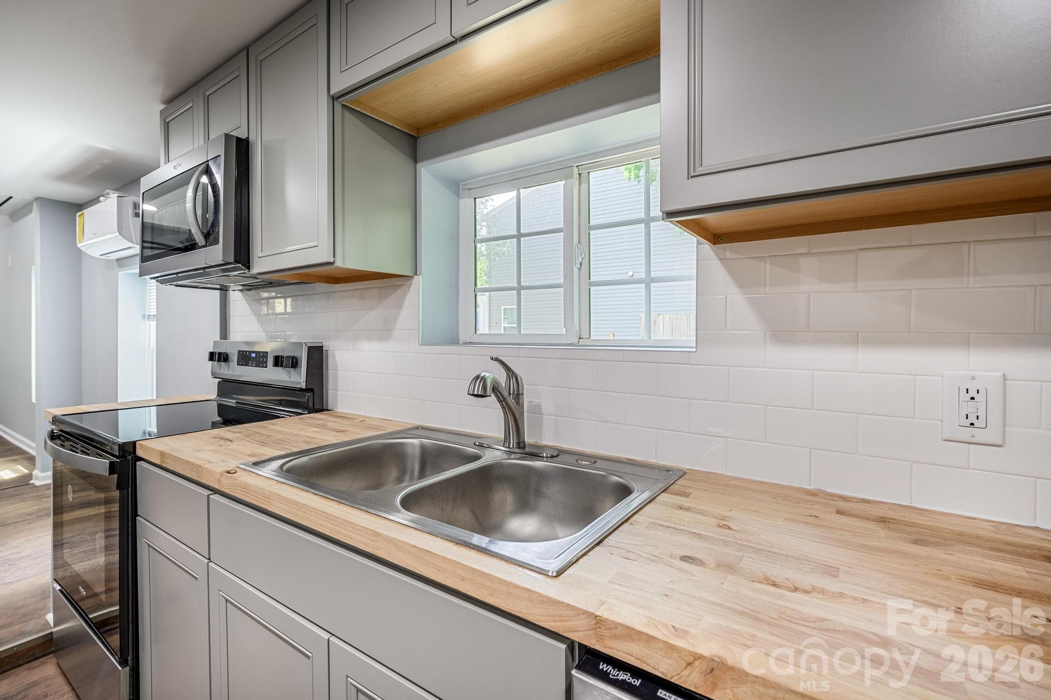 Shaker Cabinets & Tile Backsplash - 19513 Meridian Street, Cornelius