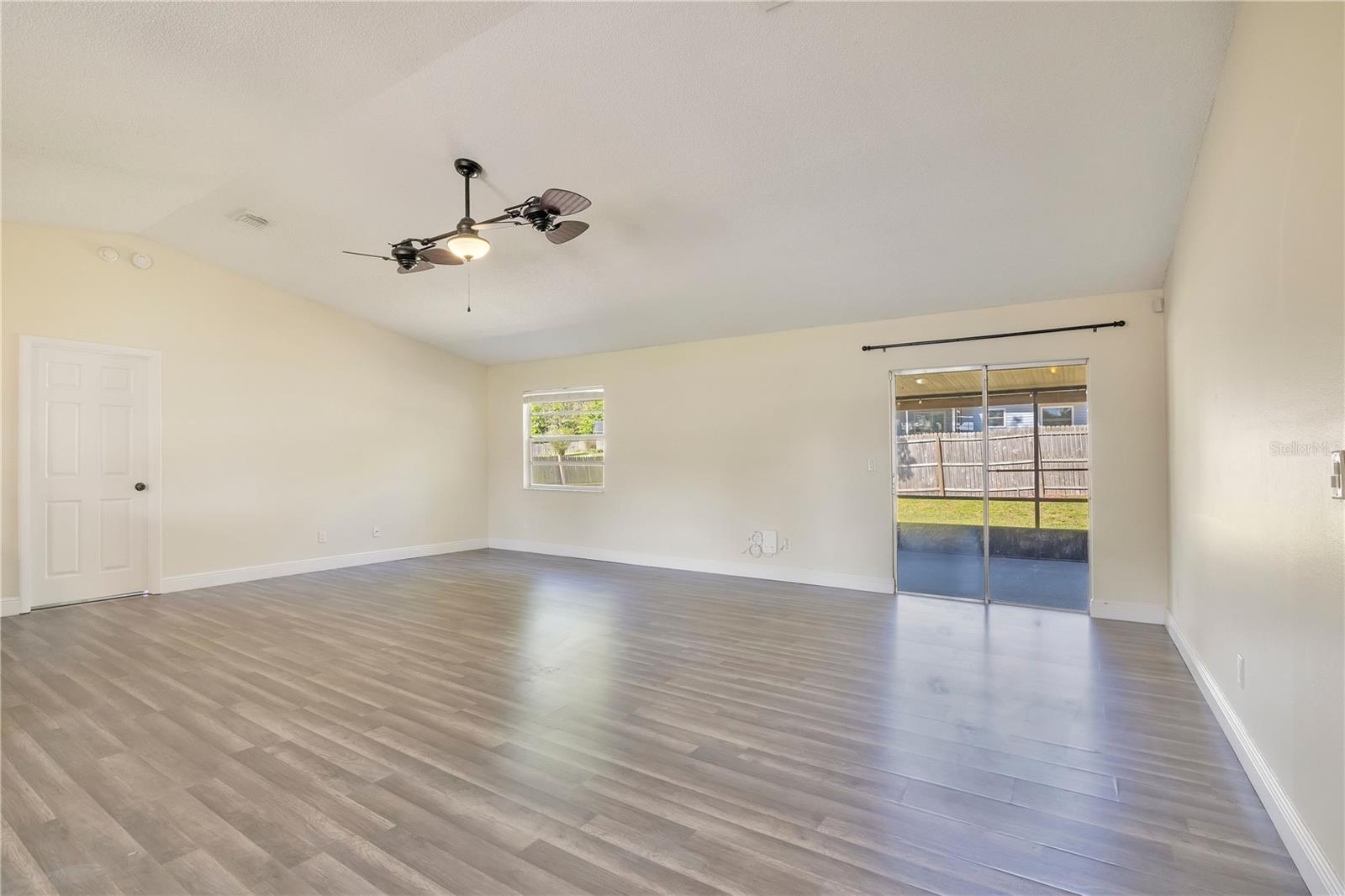 Great Room/Sliding Door to Screened Patio - 370 N LAKE AVE, APOPKA