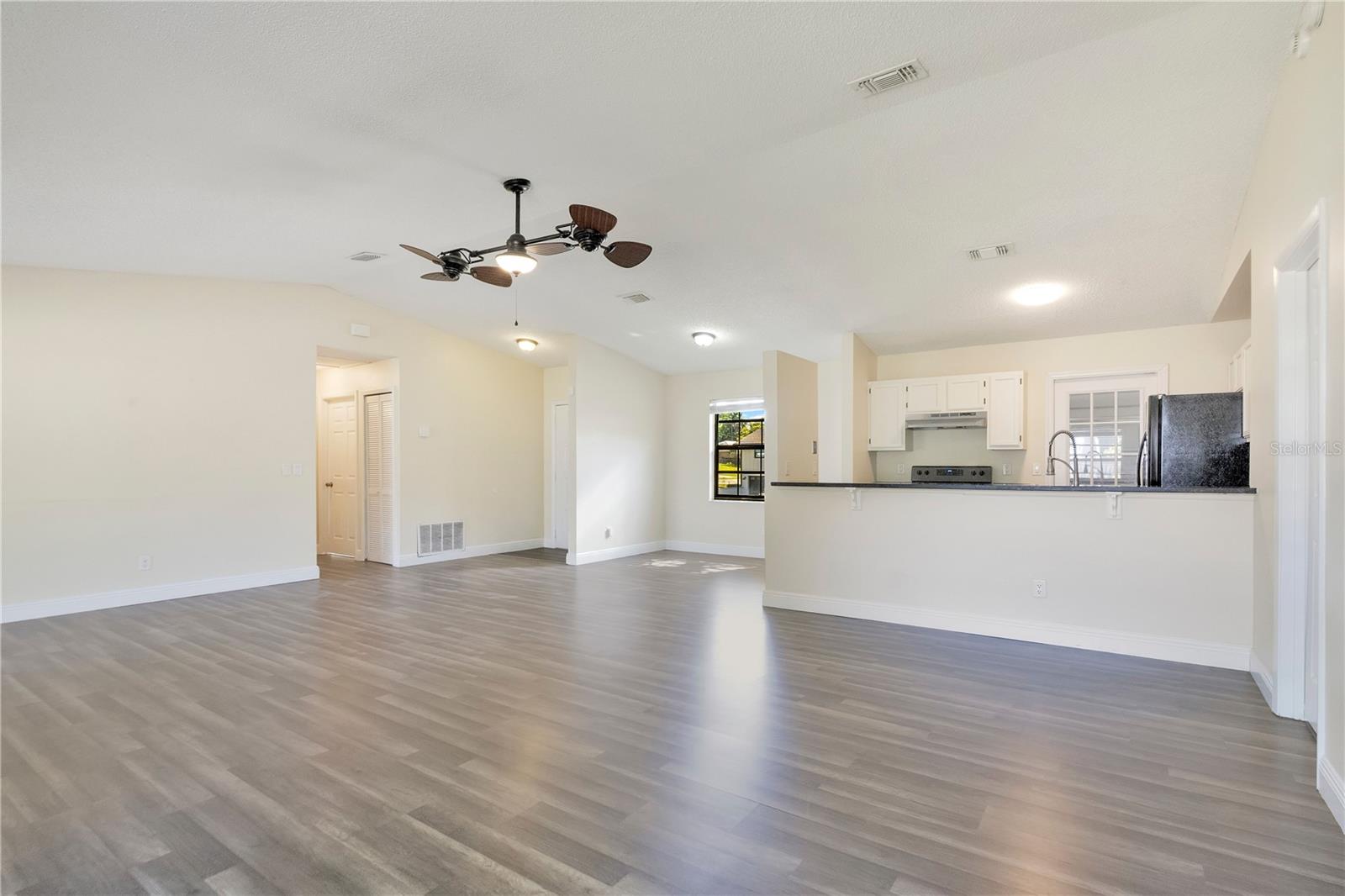 Great Room view of Kitchen Dining area - 370 N LAKE AVE, APOPKA
