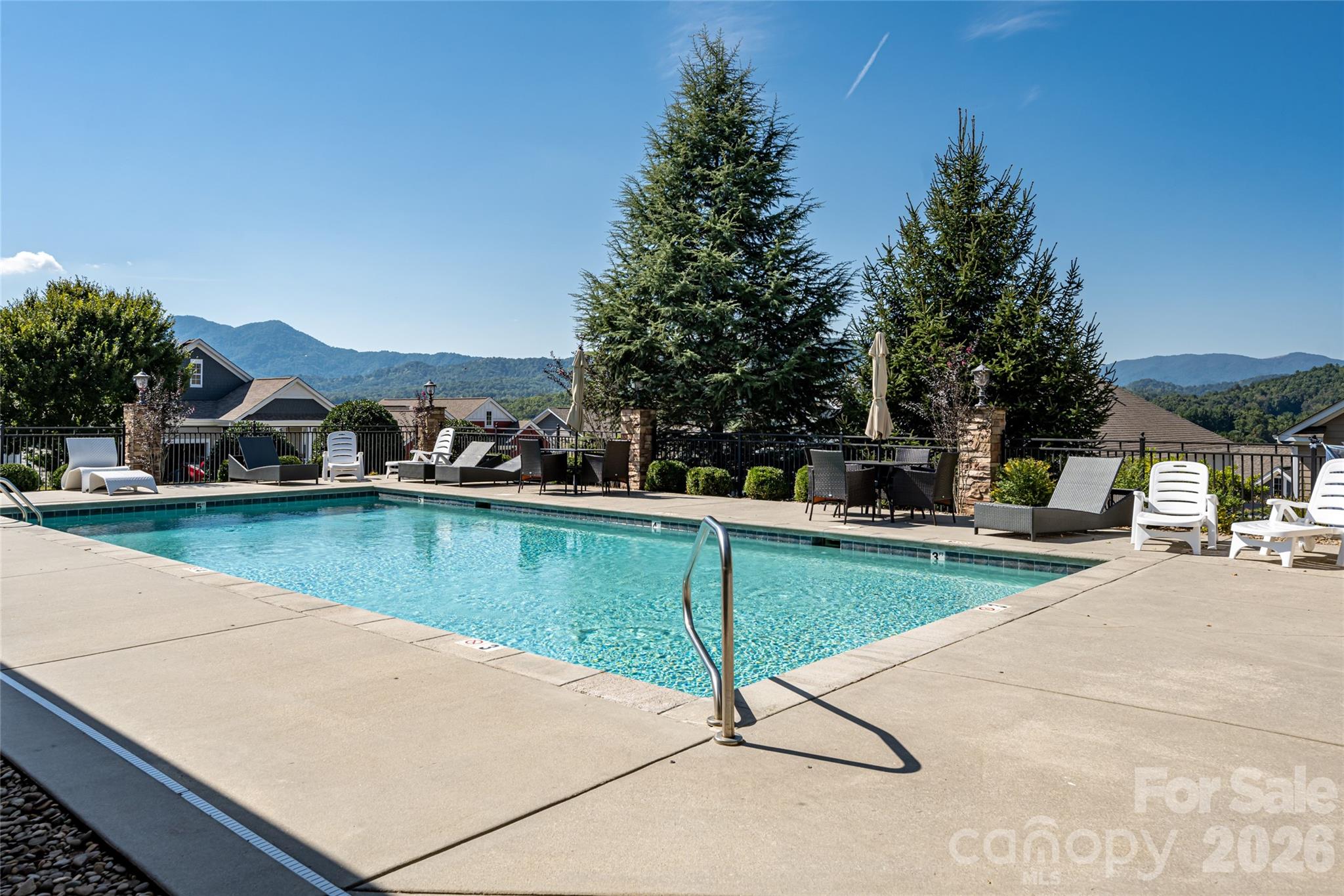 Community pool - 17 Dreambird Drive, Leicester