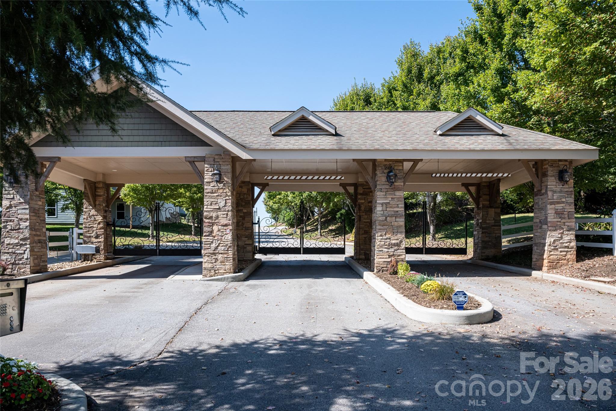 Gated Entrance - 17 Dreambird Drive, Leicester