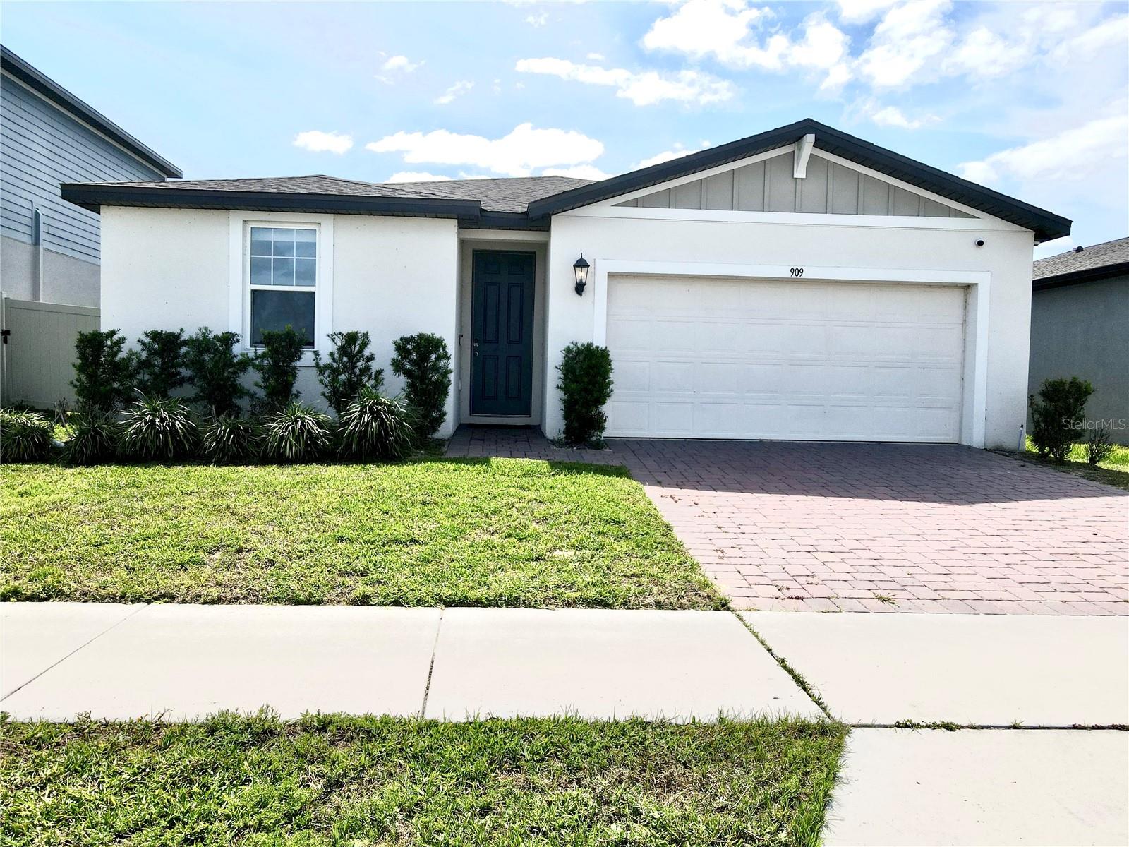 909 CAMBRIDGE DR