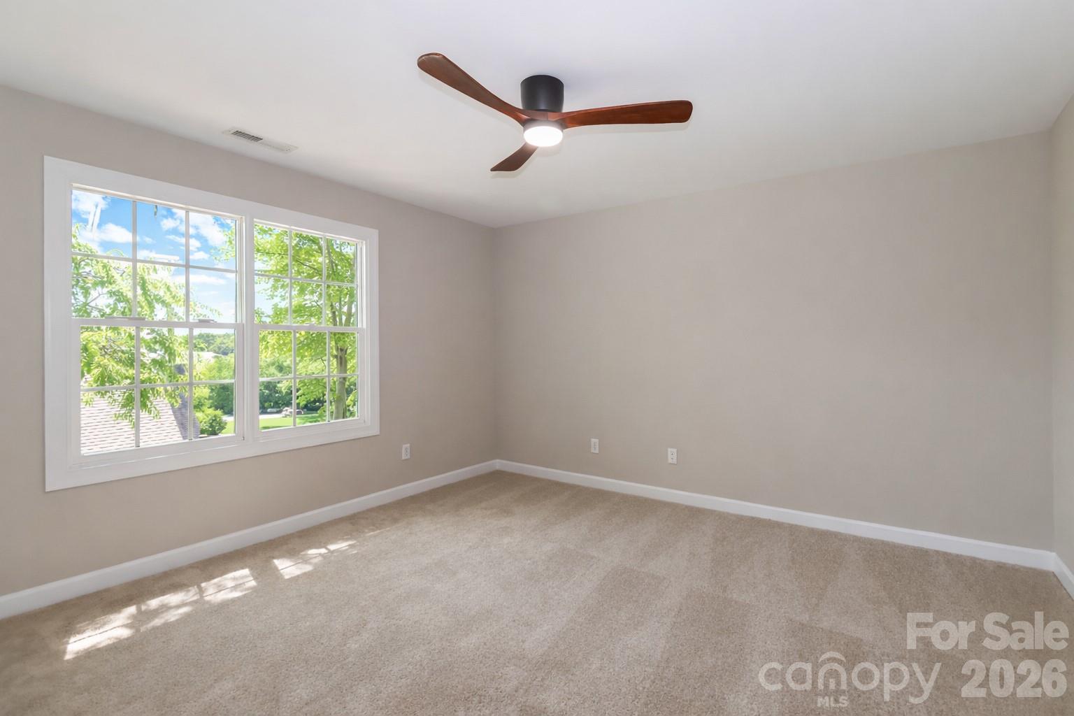 Upper level bedroom with ensuite. - 119 Shelter Cove Lane, Mooresville
