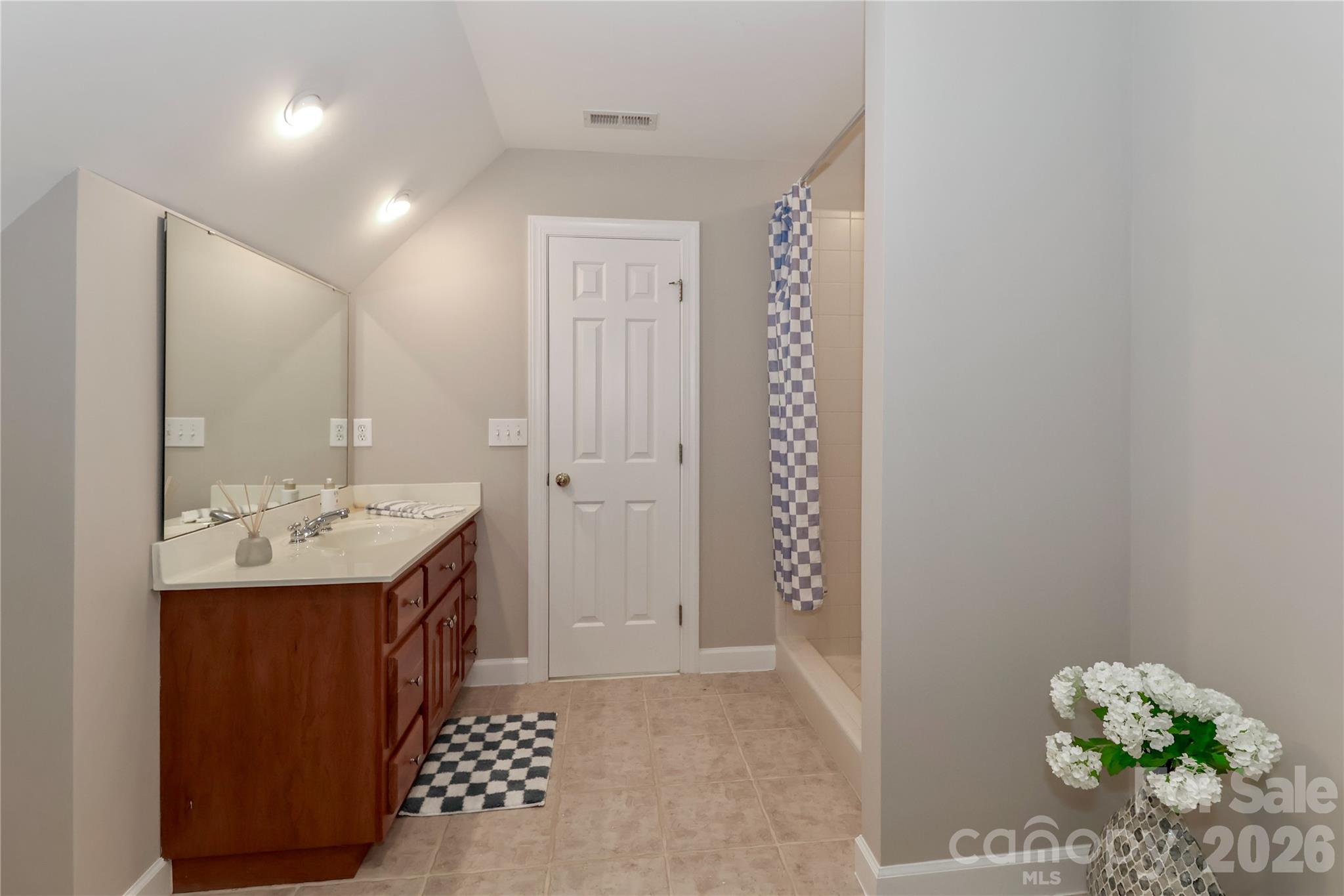 Jack and Jill bathroom between 2 upper level bedroom - 119 Shelter Cove Lane, Mooresville