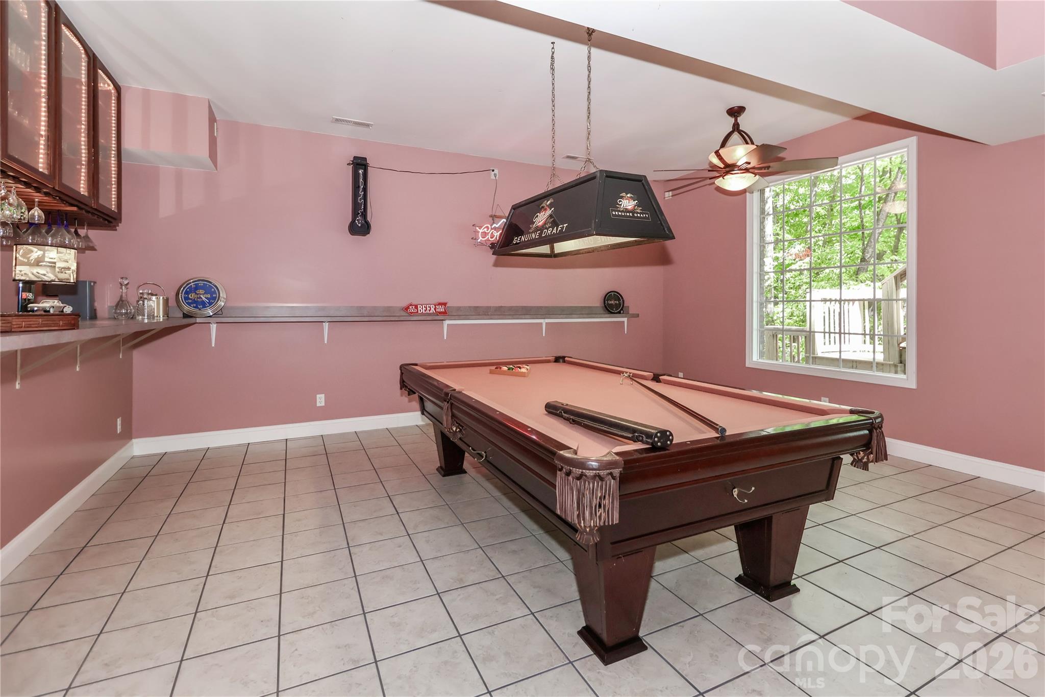Lovely Entertainment Area - 119 Shelter Cove Lane, Mooresville