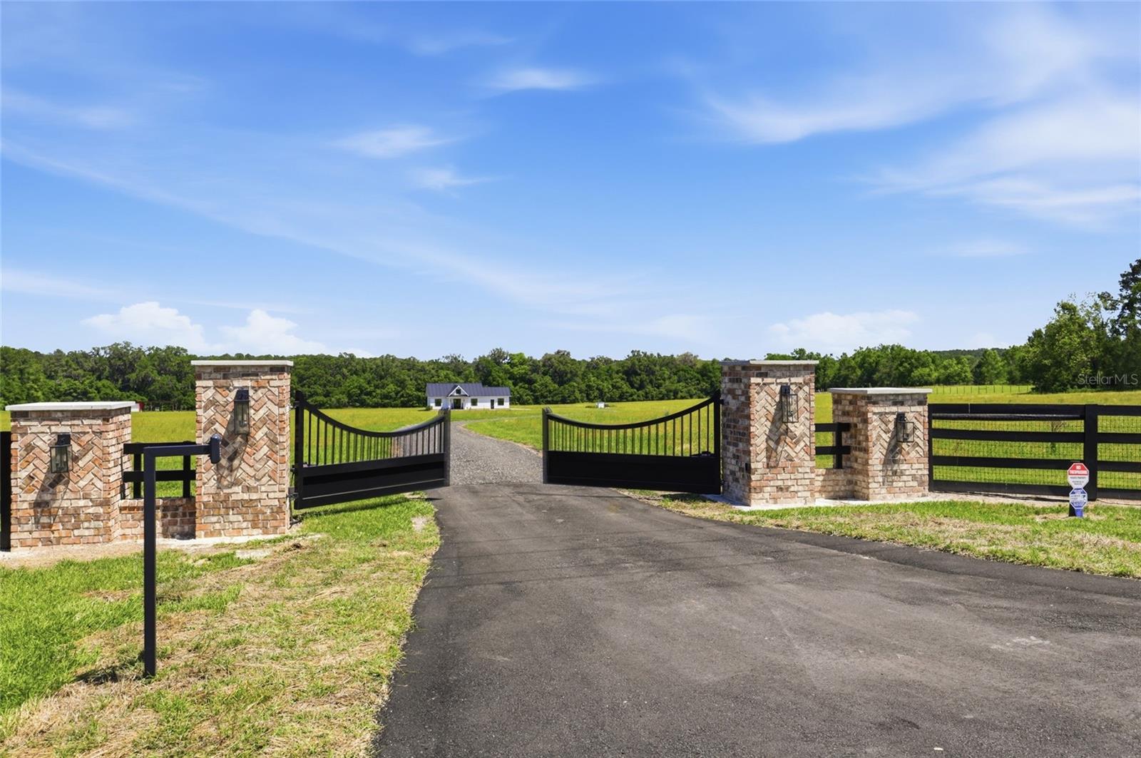 Main Entrance - 18605 NW COUNTY ROAD 235A, ALACHUA