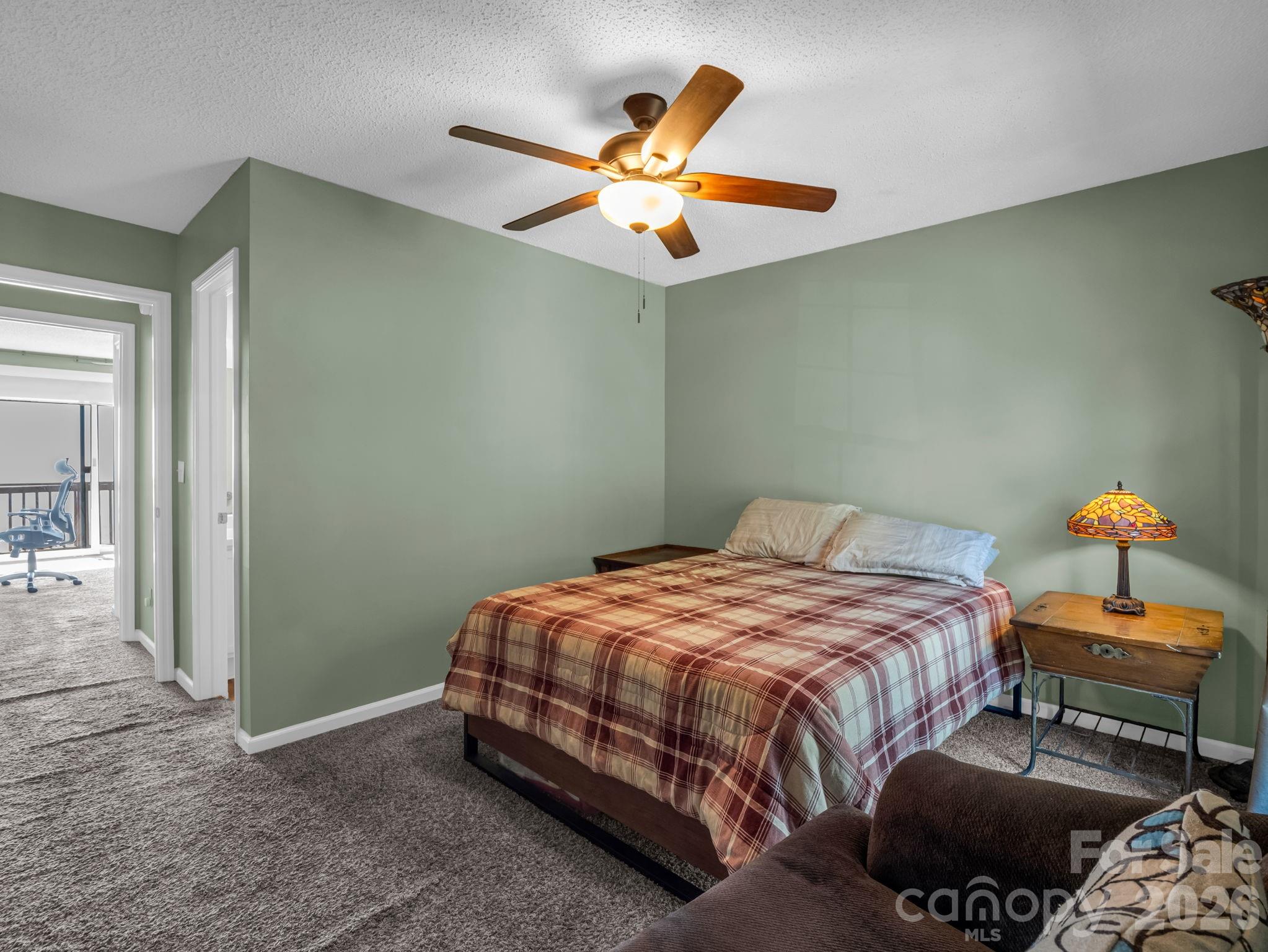 Guest bedroom on the upper level with an en-suite bathroom - 2881 White Oak Mountain Road, Columbus