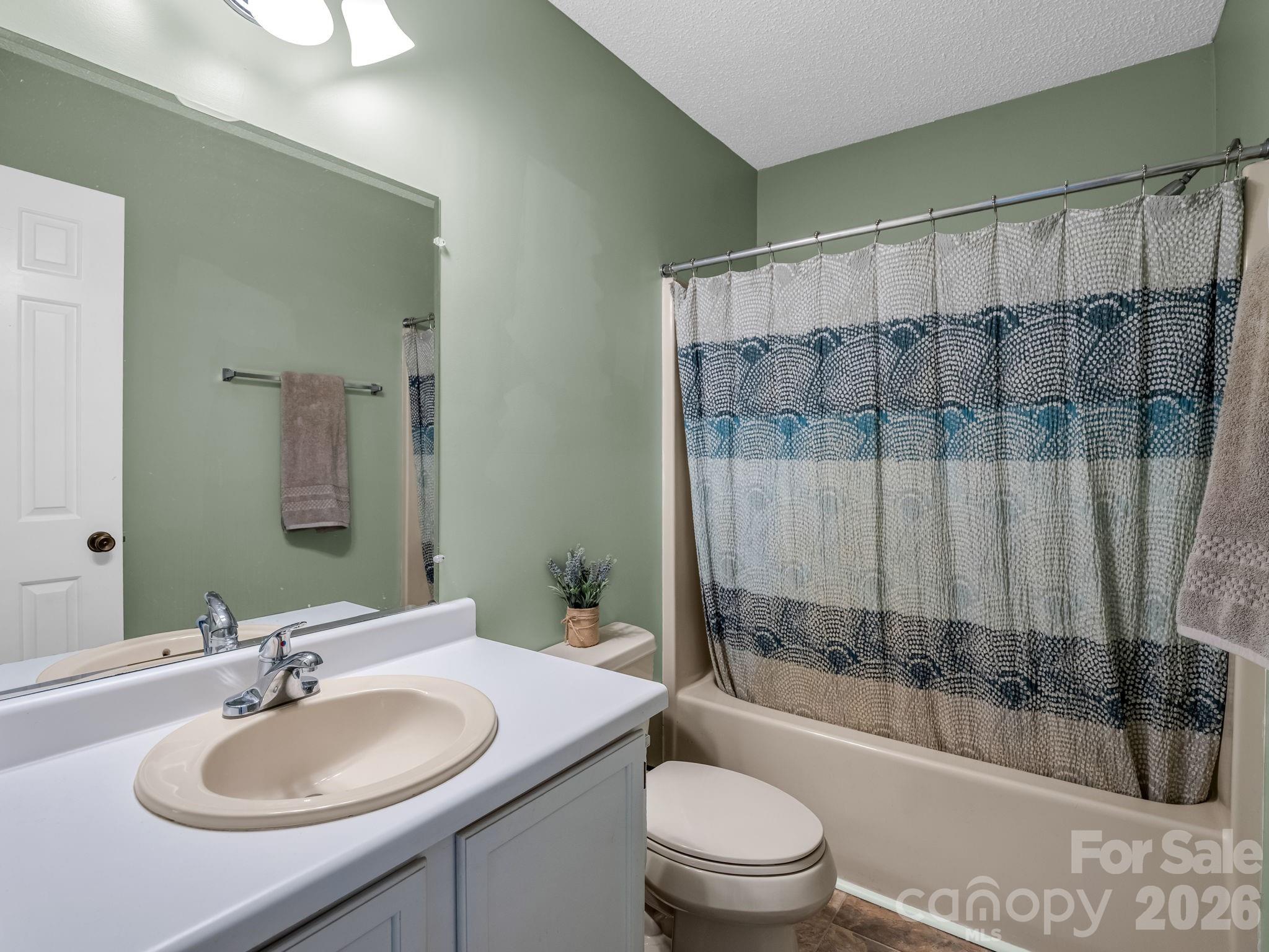Guest bathroom on the upper level with tub/shower - 2881 White Oak Mountain Road, Columbus