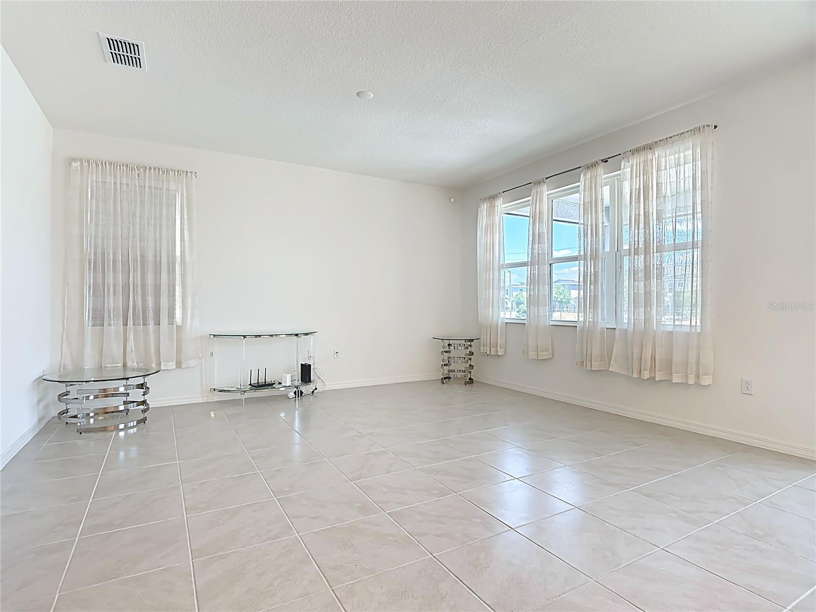 Modern Living Space - 795 OVERPOOL AVE, DAVENPORT