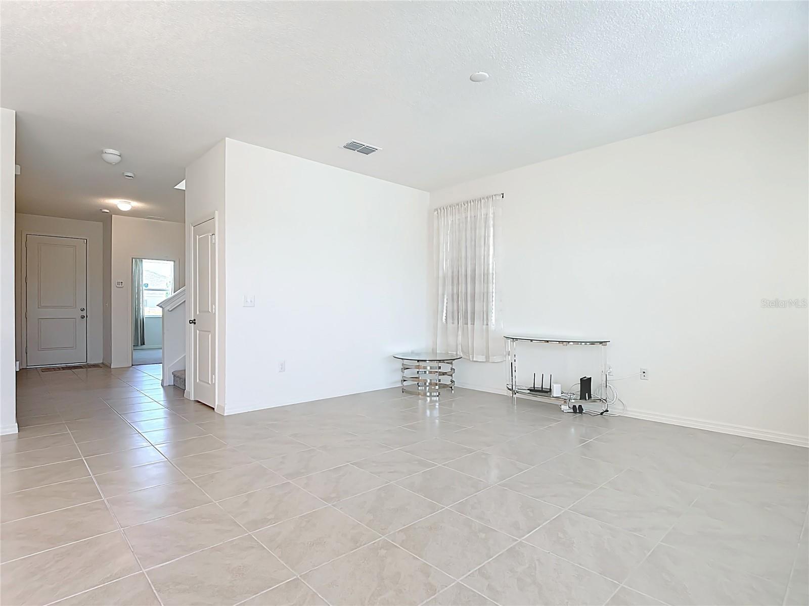 Welcoming Foyer & Living Room area - 795 OVERPOOL AVE, DAVENPORT
