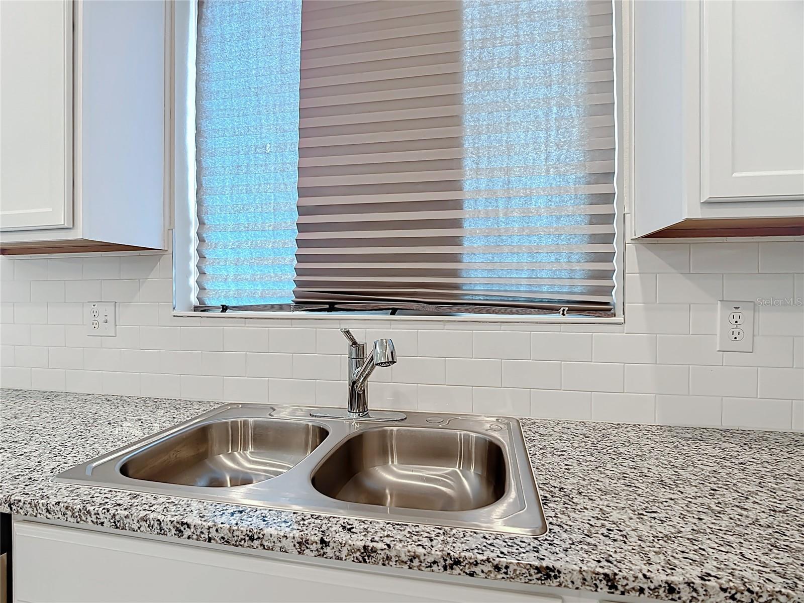 Kitchen sink overlooking outside - 795 OVERPOOL AVE, DAVENPORT