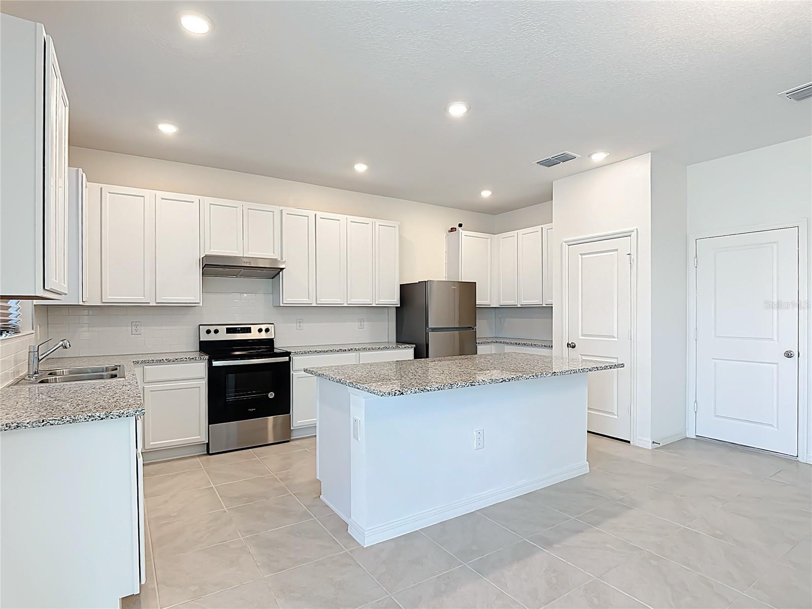 Large Kitchen Island and breakfast area - 795 OVERPOOL AVE, DAVENPORT