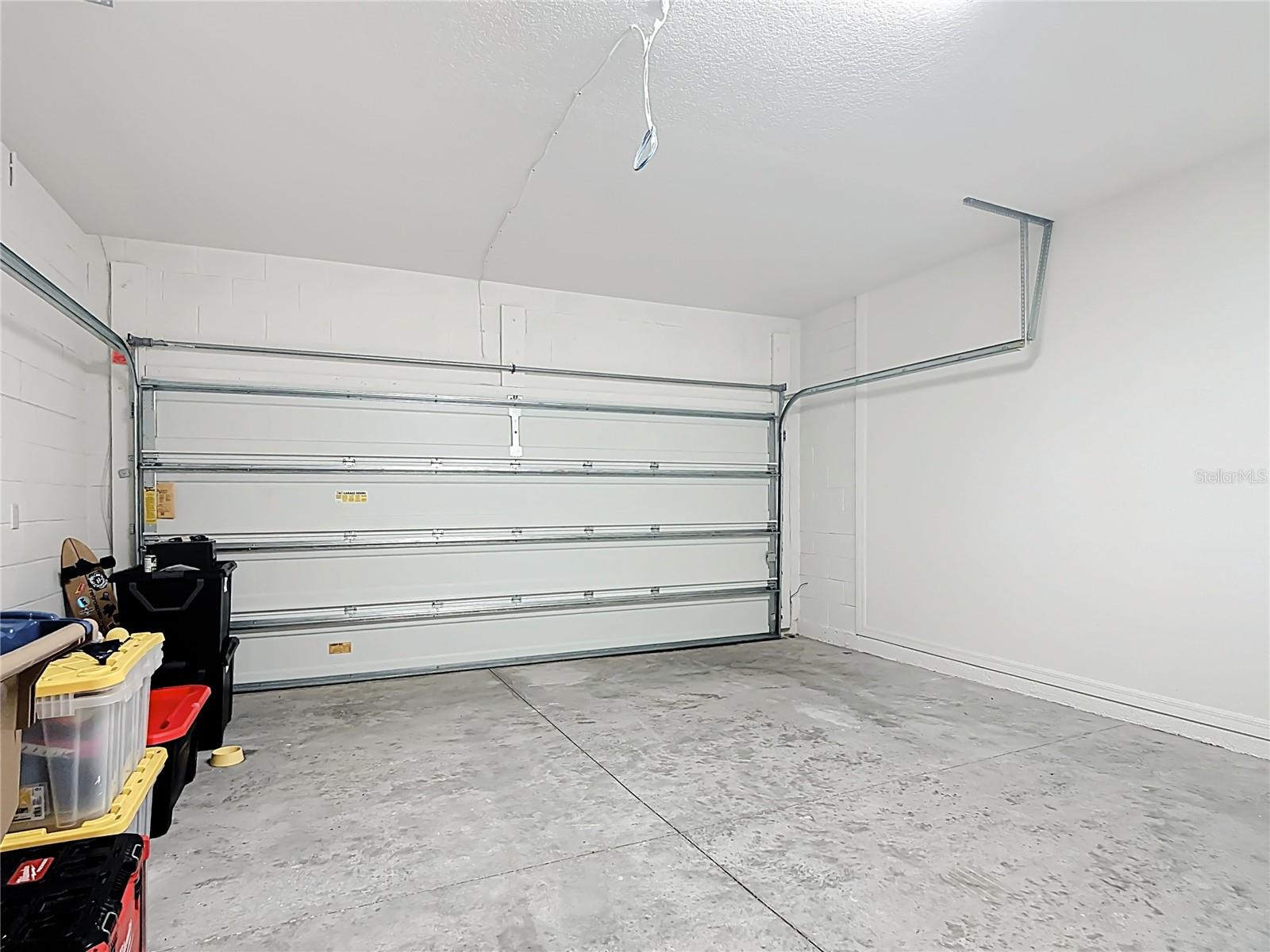 Garage doors - 795 OVERPOOL AVE, DAVENPORT