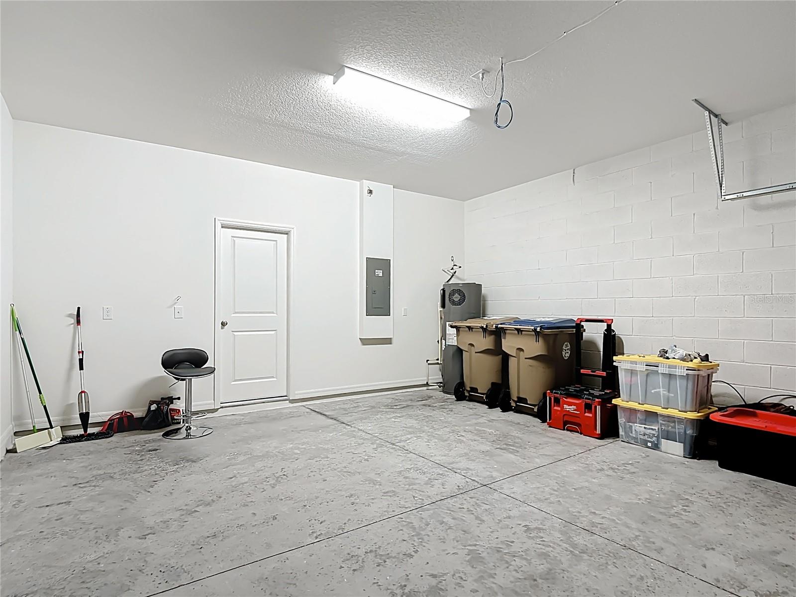 Double garage space - 795 OVERPOOL AVE, DAVENPORT