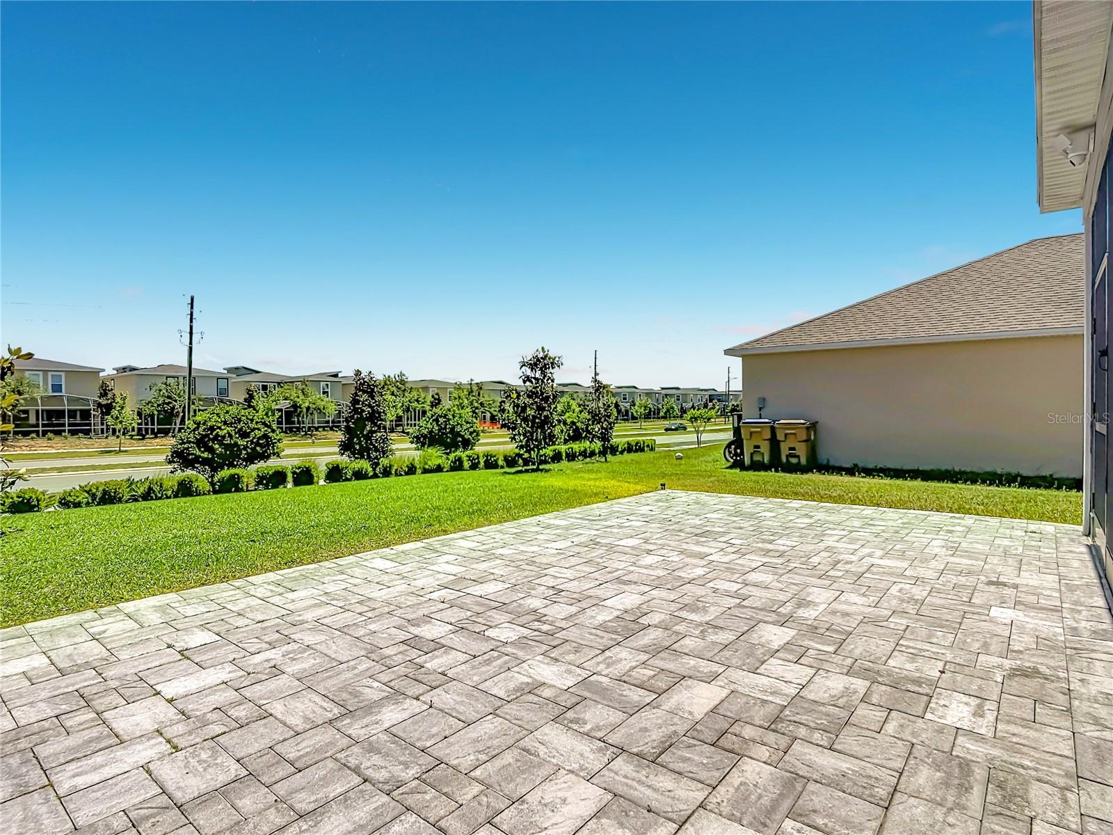 Paved patio - 795 OVERPOOL AVE, DAVENPORT