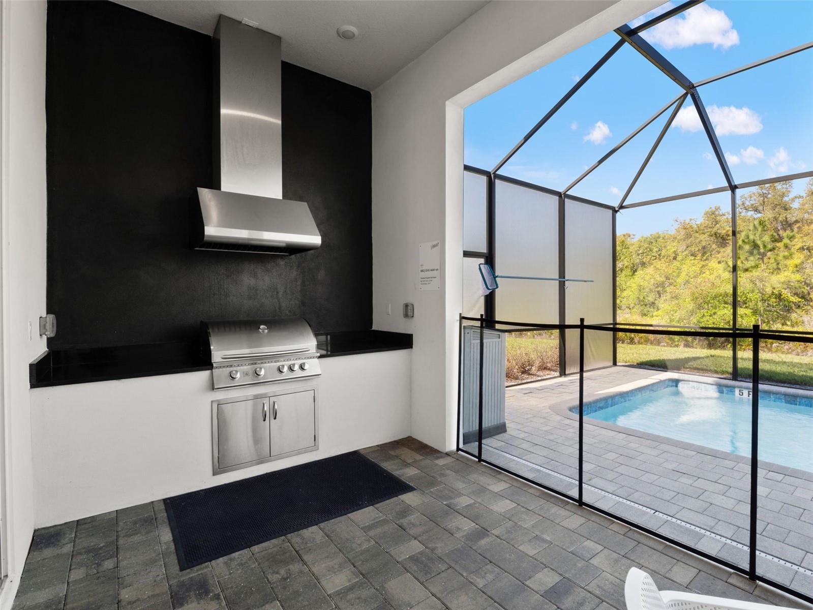 Built in grill - 2021 OAK CREEK LOOP, DAVENPORT