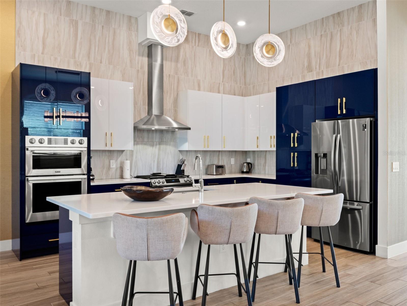Natural gas kitchen range - 2021 OAK CREEK LOOP, DAVENPORT