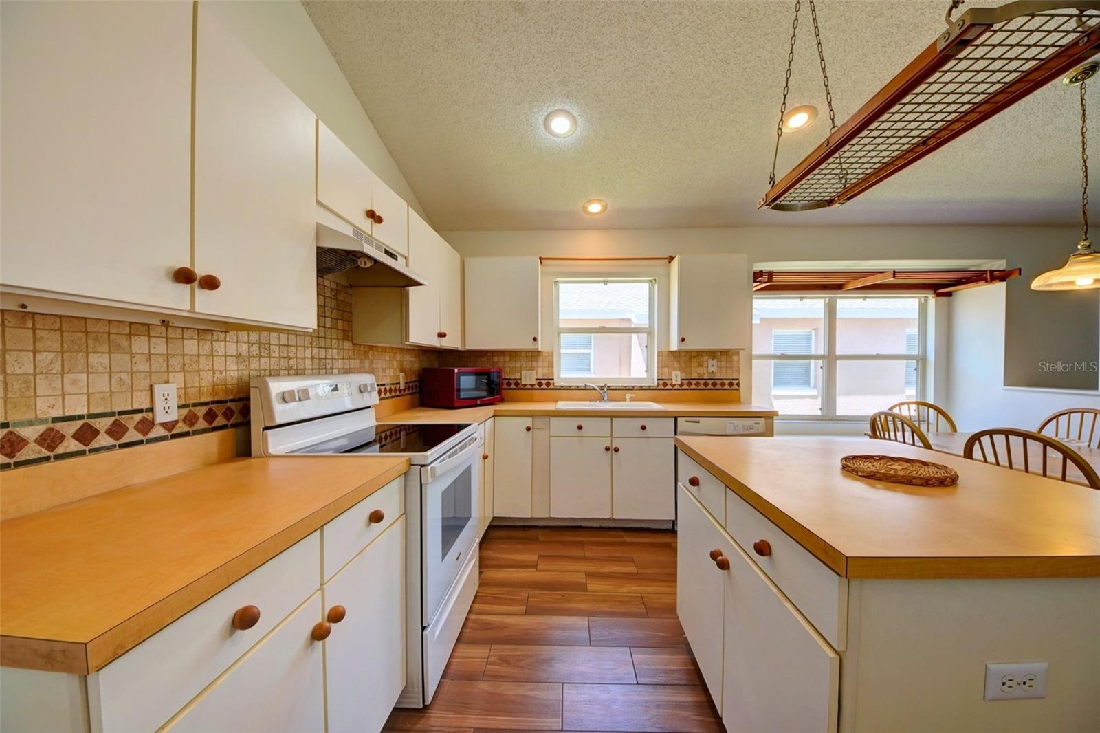 Single Family Residence at 635 ROCHESTER LOOP, DAVENPORT, photo 8 of 37