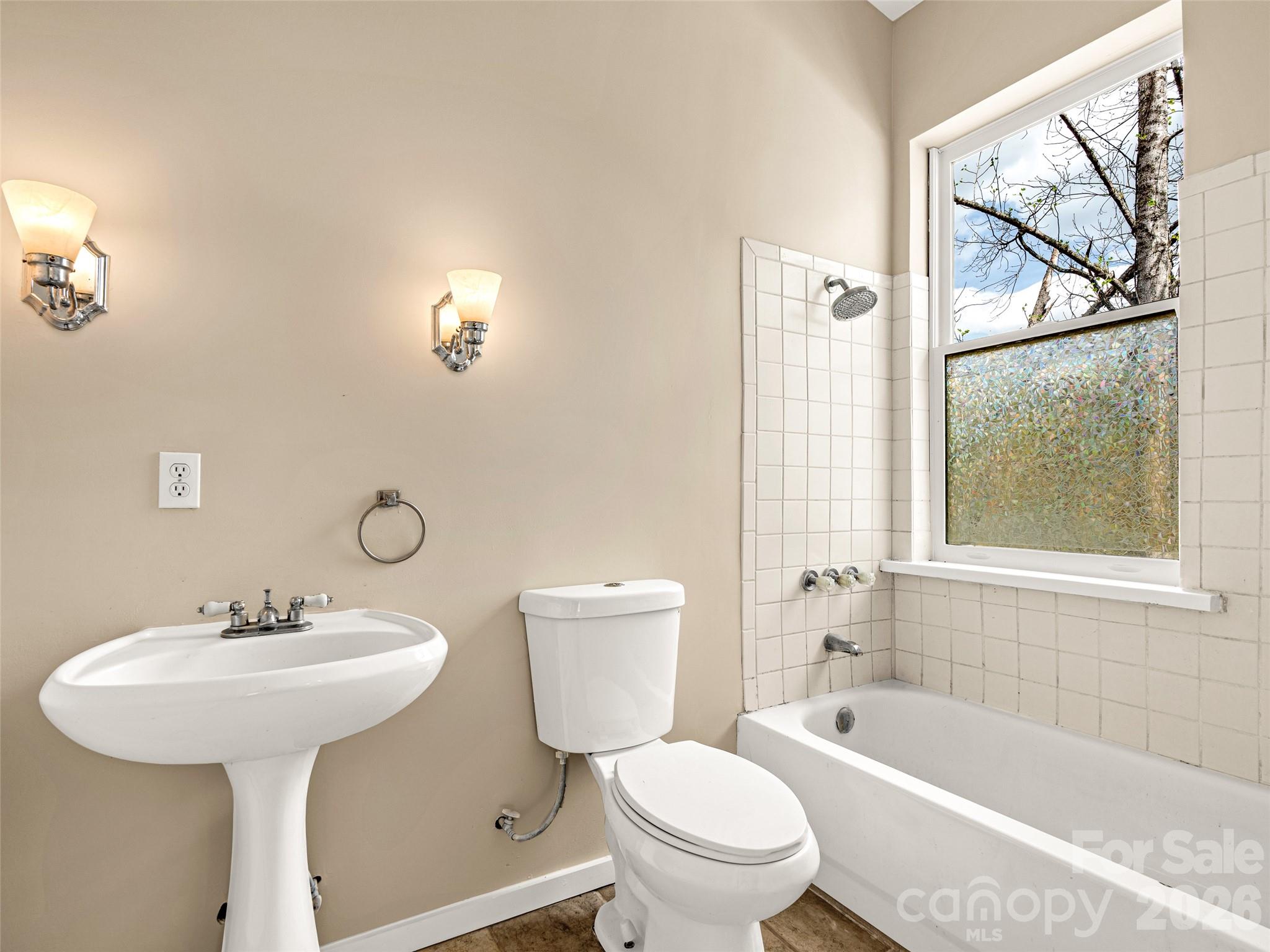 ensuite bathroom - 76 Raven Rock Lane, Marshall