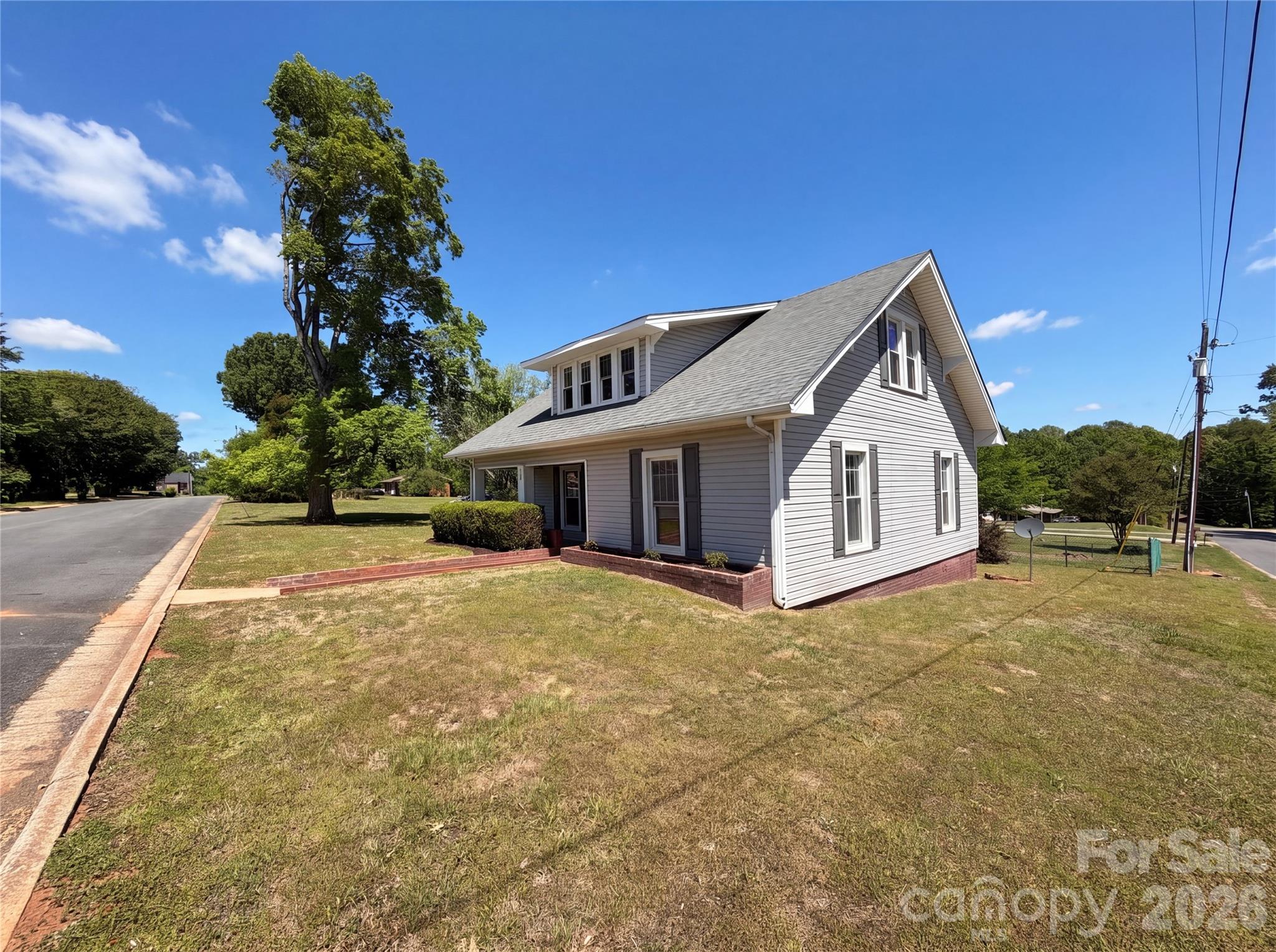 Single Family Residence at 215 S Ferry Road, New London, photo 2 of 21