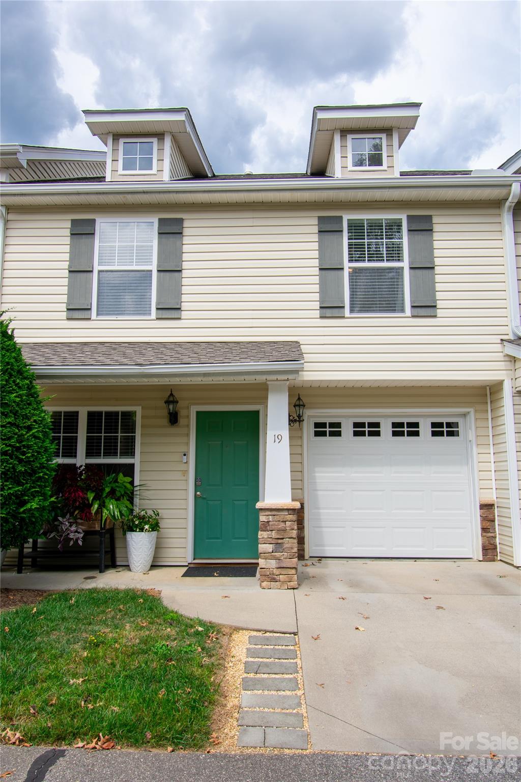 Townhouse at 19 Singleton Lane, Fletcher, photo 2 of 19