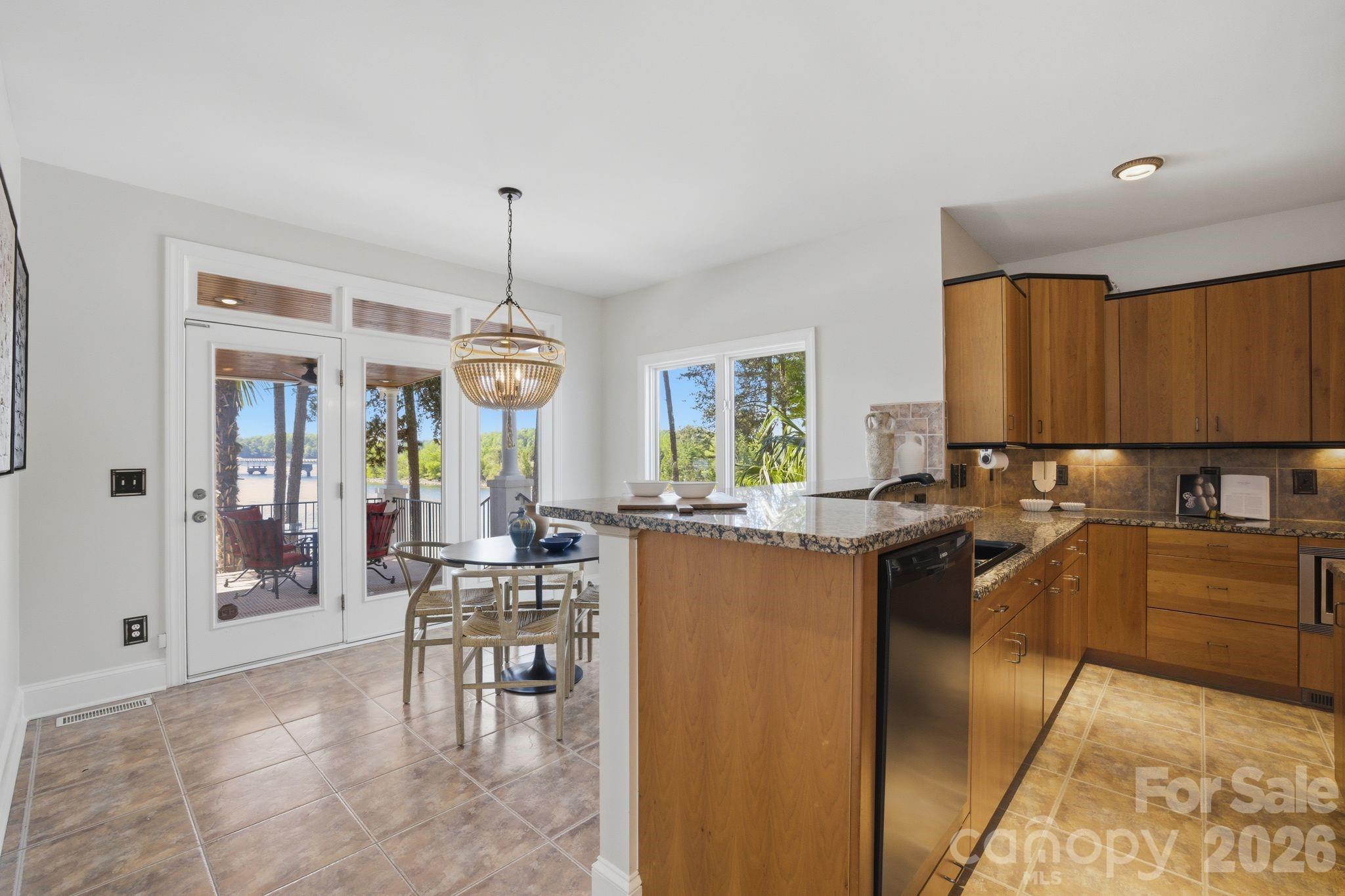 Kitchen and breakfast area. - 144 Mariner Pointe Lane, Mooresville