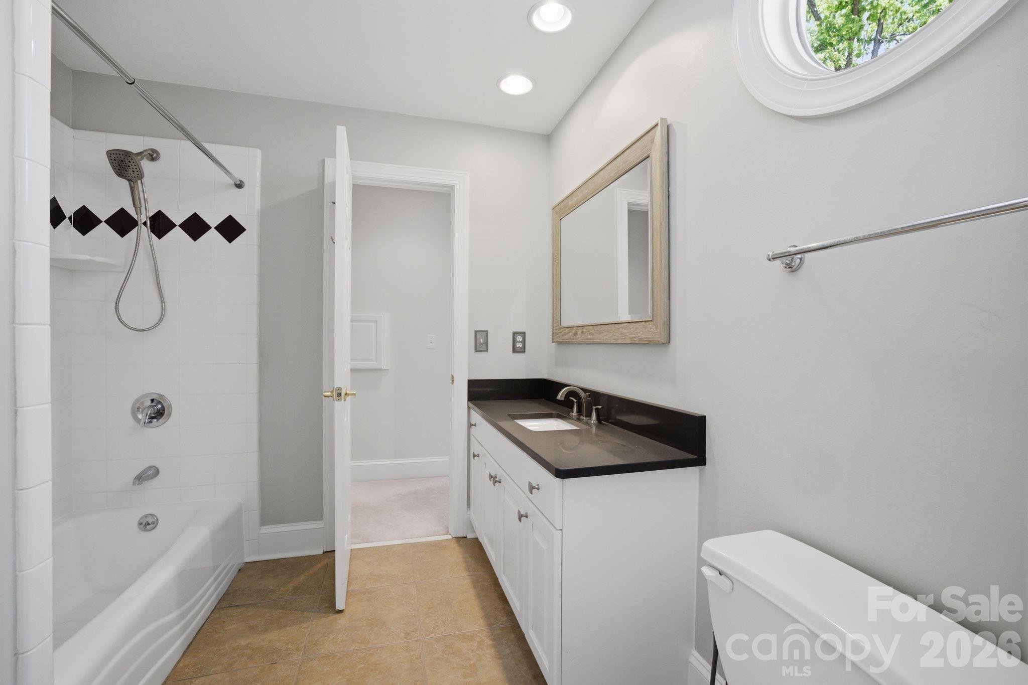 Ensuite guest bathroom. - 144 Mariner Pointe Lane, Mooresville
