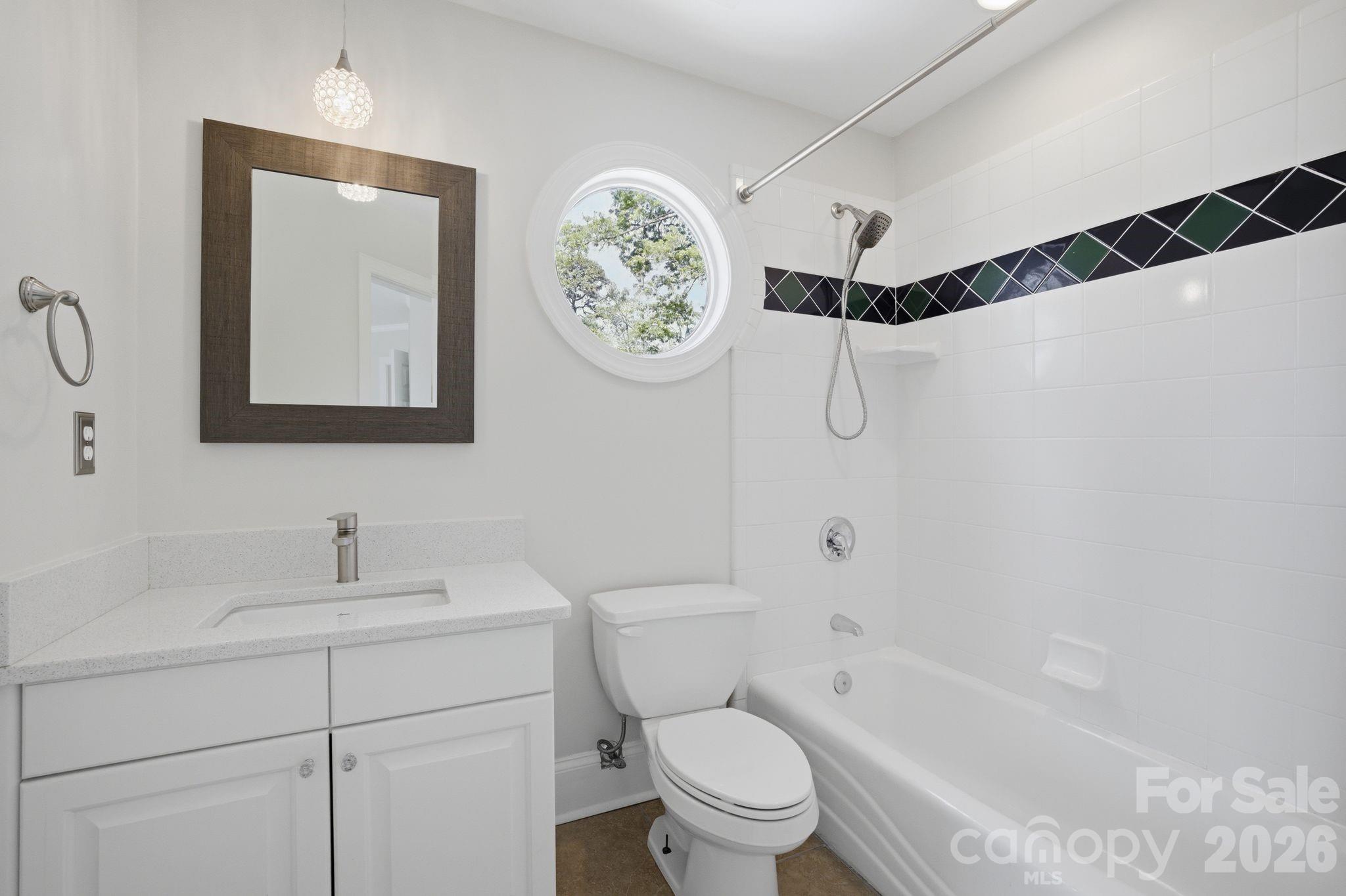 Ensuite guest bathroom. - 144 Mariner Pointe Lane, Mooresville