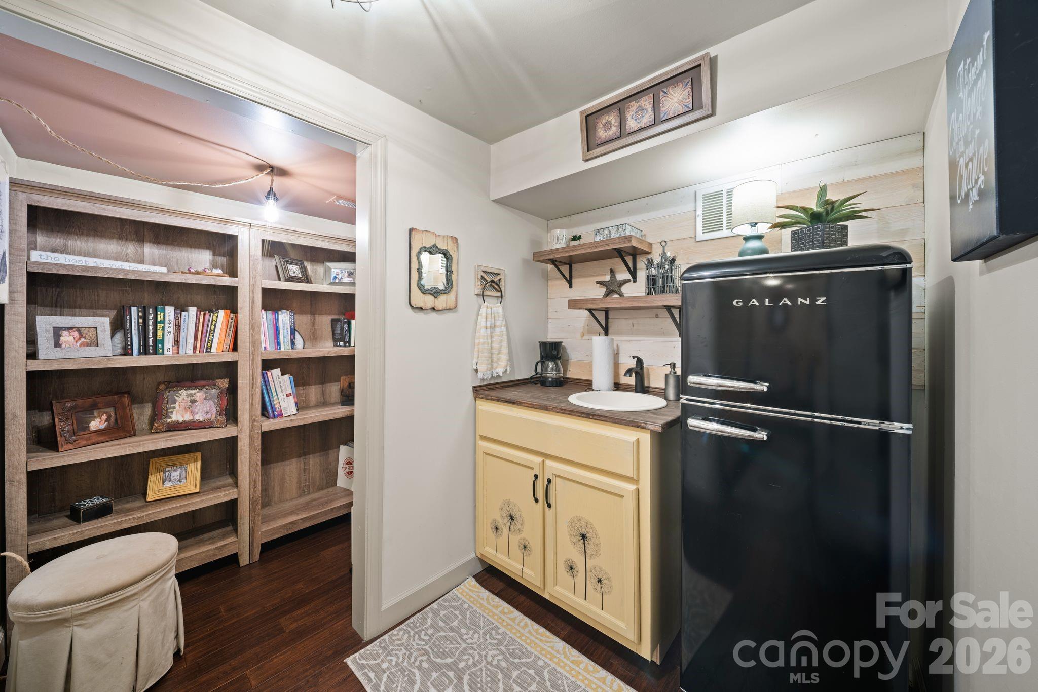 Single Family Residence at 25 View Ridge Parkway, Leicester, photo 17 of 38