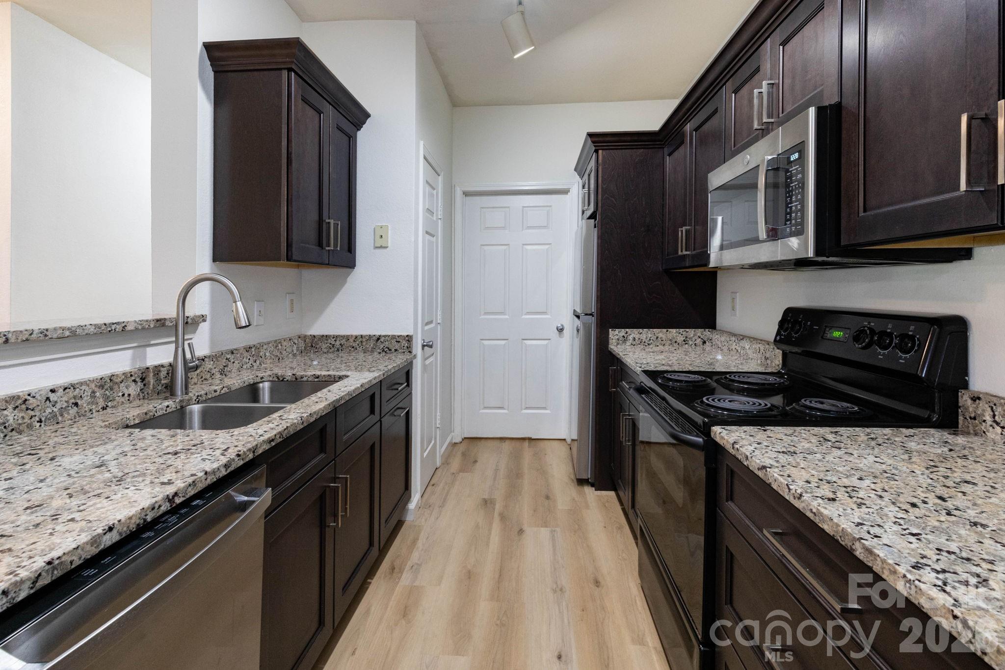 Kitchen - 400 Vista Lake Drive, Candler