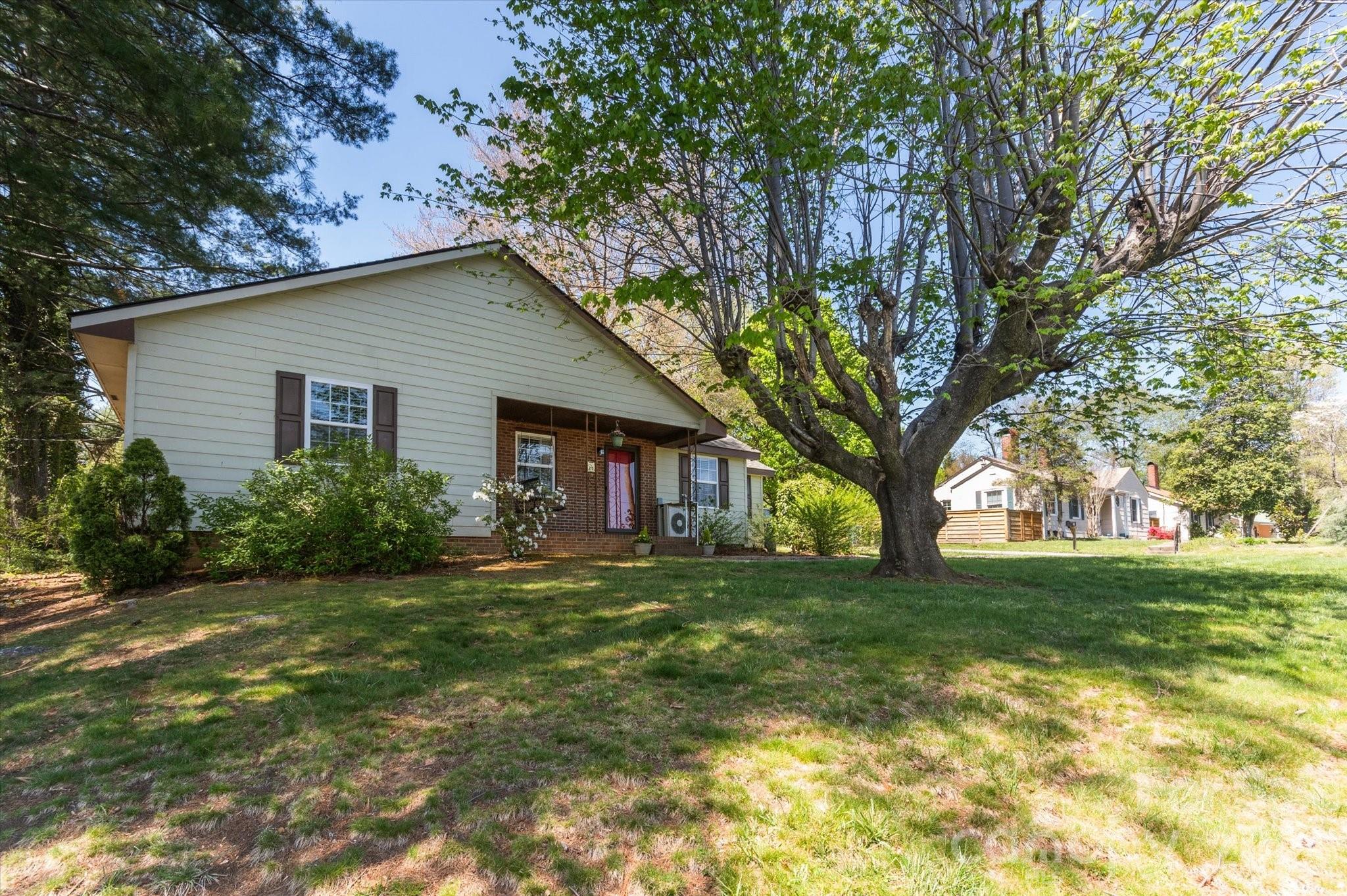 Single Family Residence at 25 Montview Circle, Brevard, photo 2 of 41