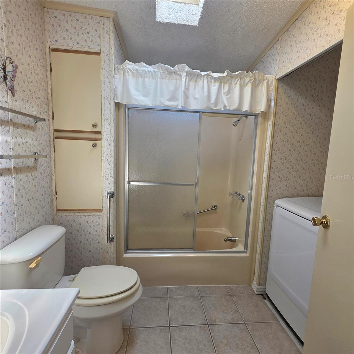 Guest Bath/Laundry - 6114 GRAND OAKS DR SE, WINTER HAVEN