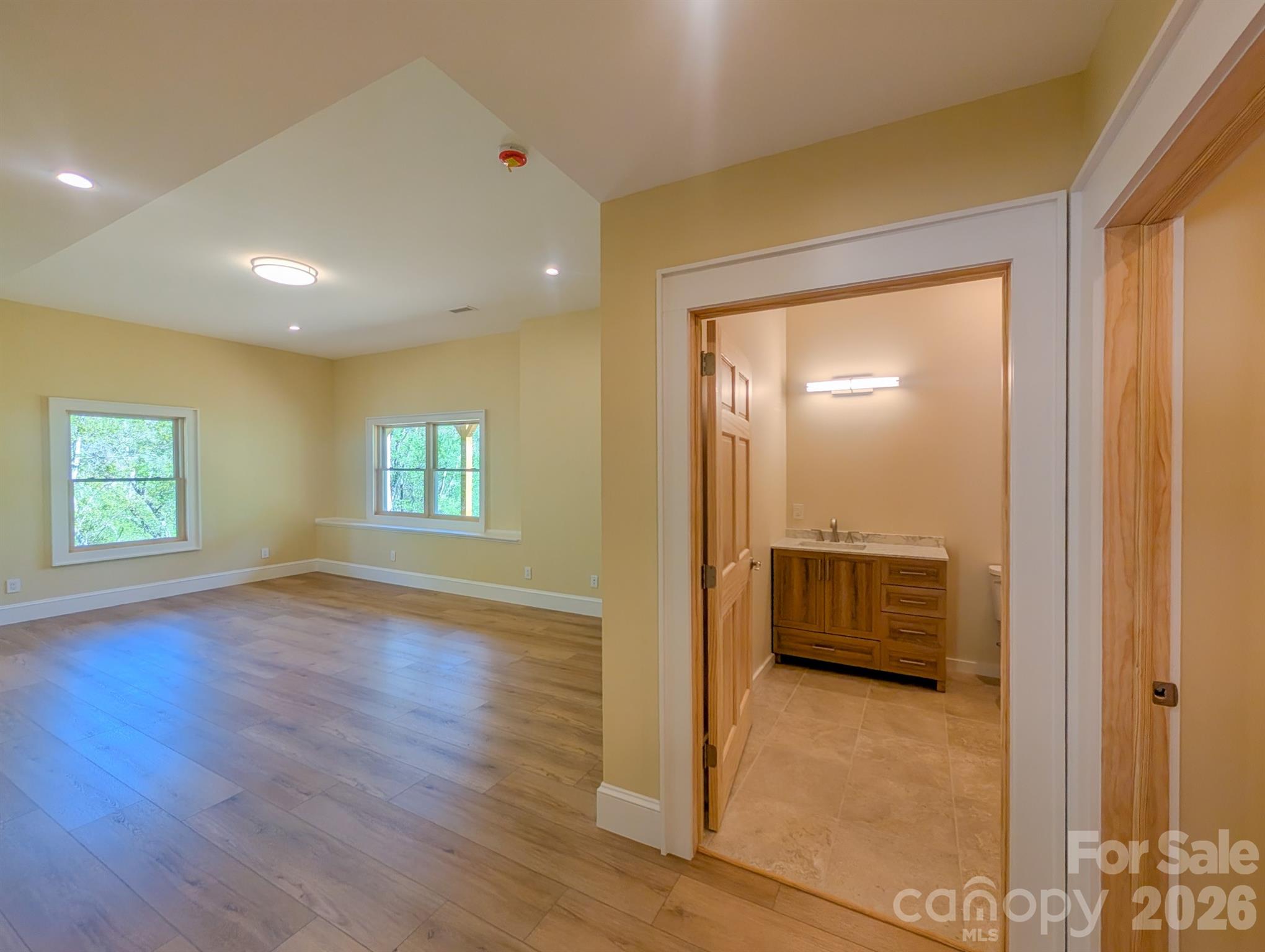 Spacious fully finished bedroom with en-suite with abundant natural light, beautiful mountain views, large walk-in closet & more. - 338 Majestic Mountain Drive, Burnsville
