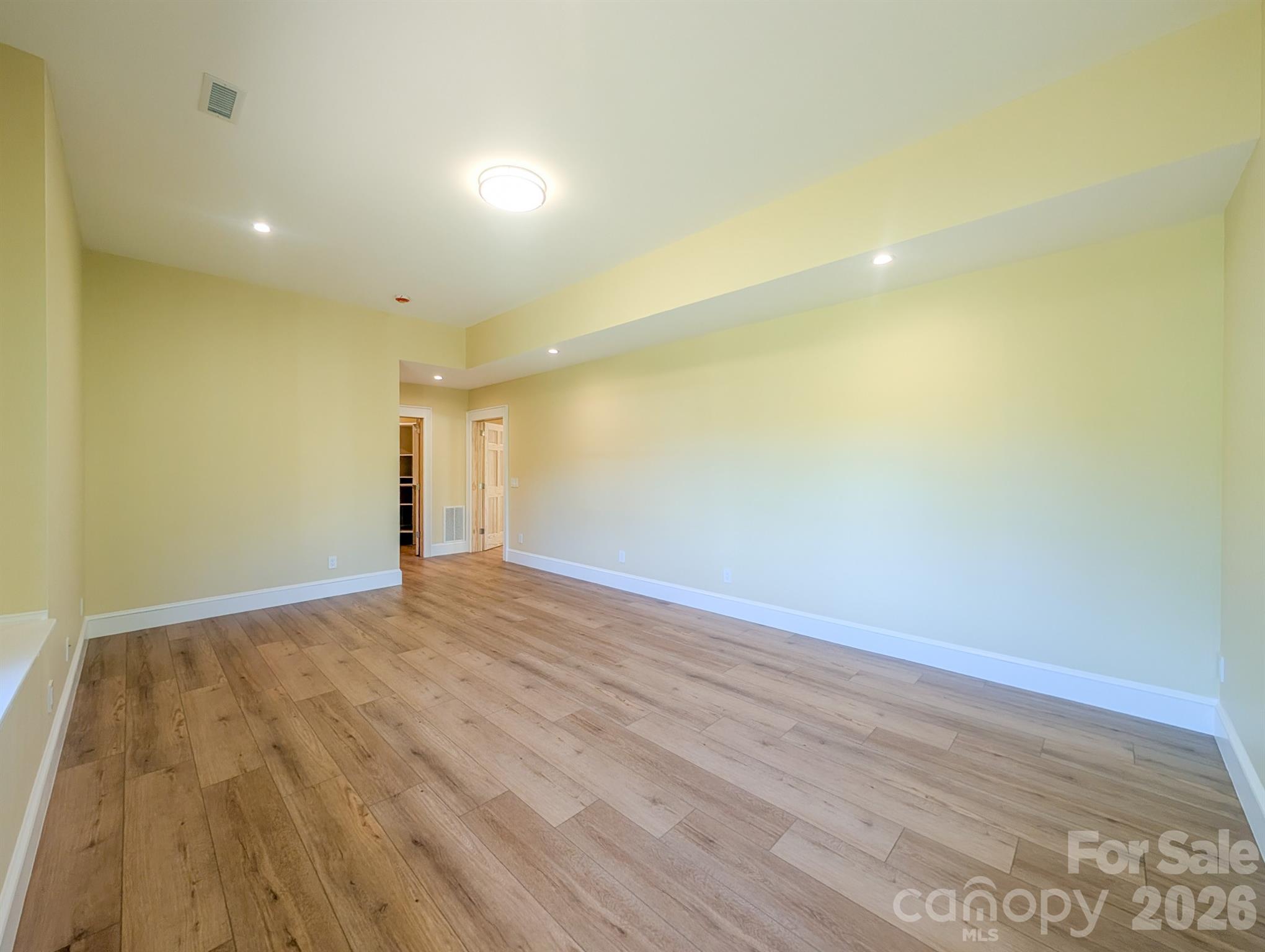 Spacious fully finished bedroom with en-suite with abundant natural light, beautiful mountain views, large walk-in closet & more. - 338 Majestic Mountain Drive, Burnsville