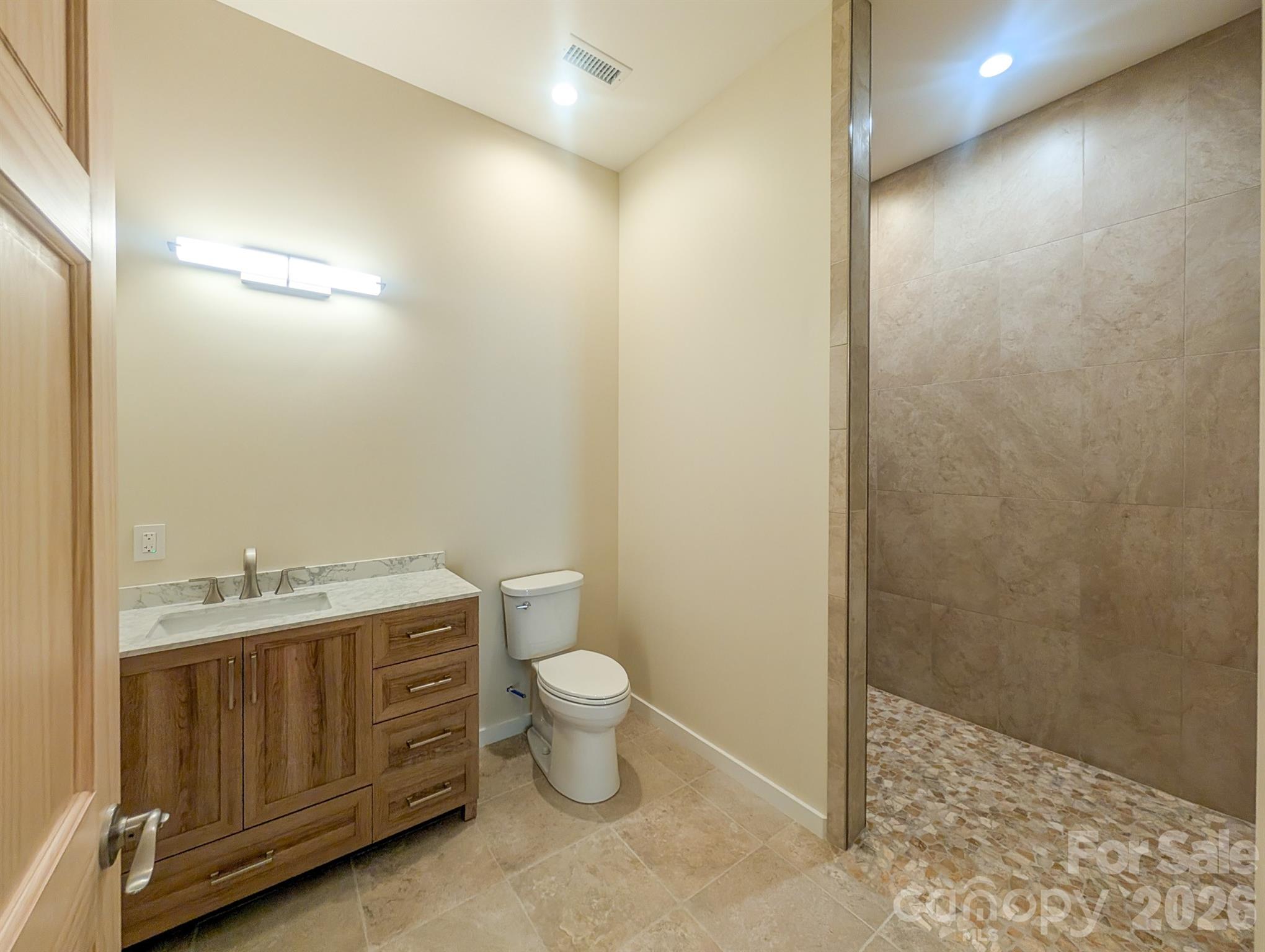 Fully Finished en-suite bathroom - 338 Majestic Mountain Drive, Burnsville